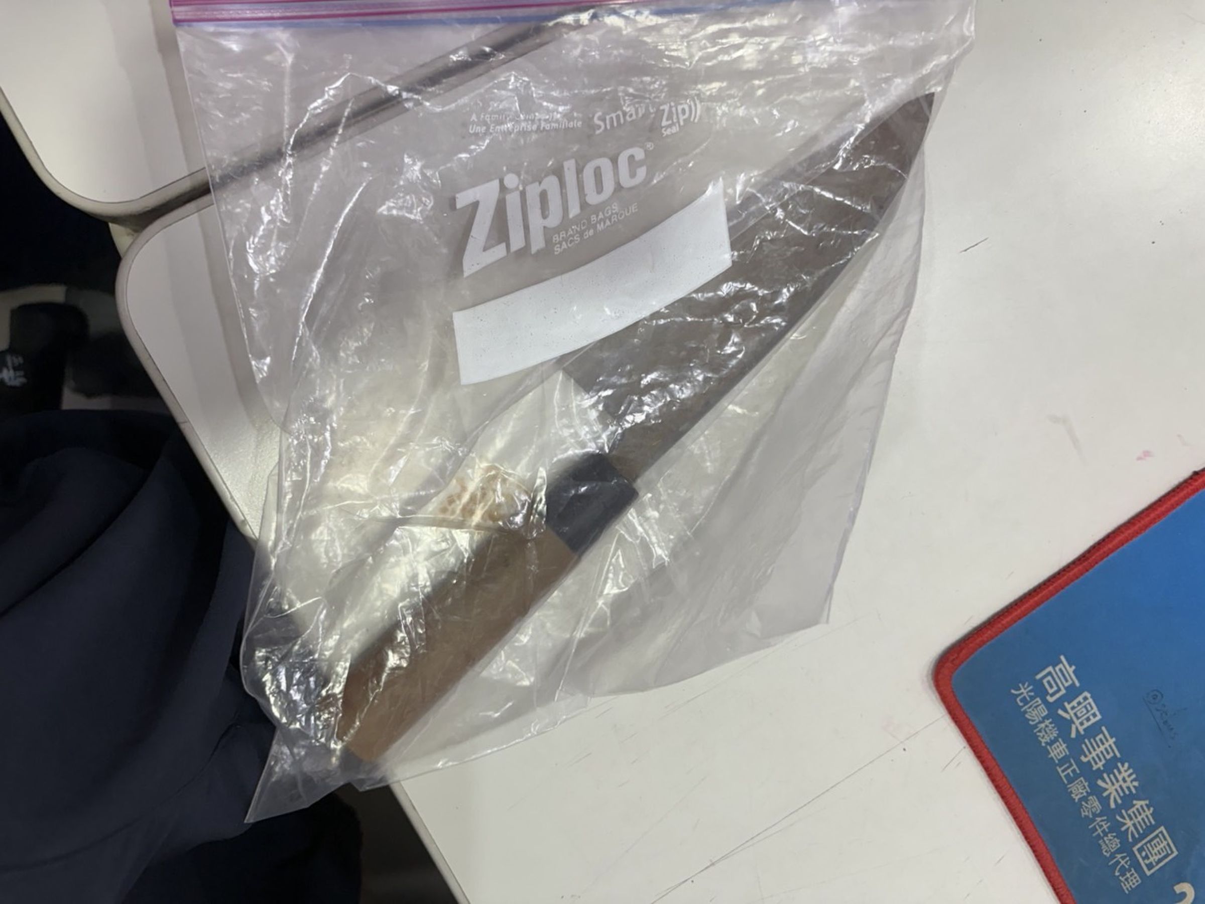 陳男拿主廚刀攻擊姊妹。（翻攝畫面）