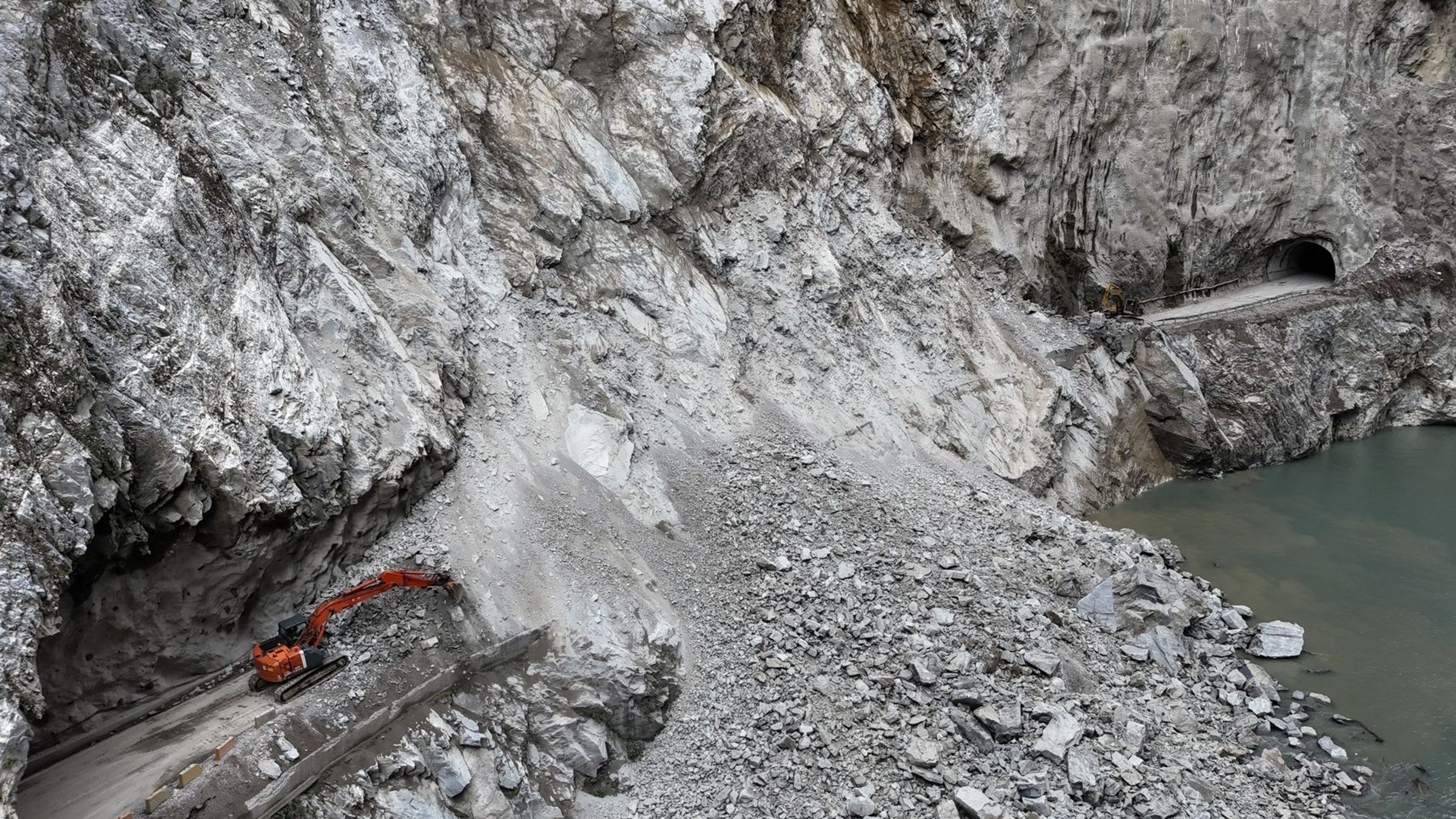 台8線174.8k錐麓隧道東口坍方雙向阻斷,公路局估明(13)日中午搶通。(公路局提供)