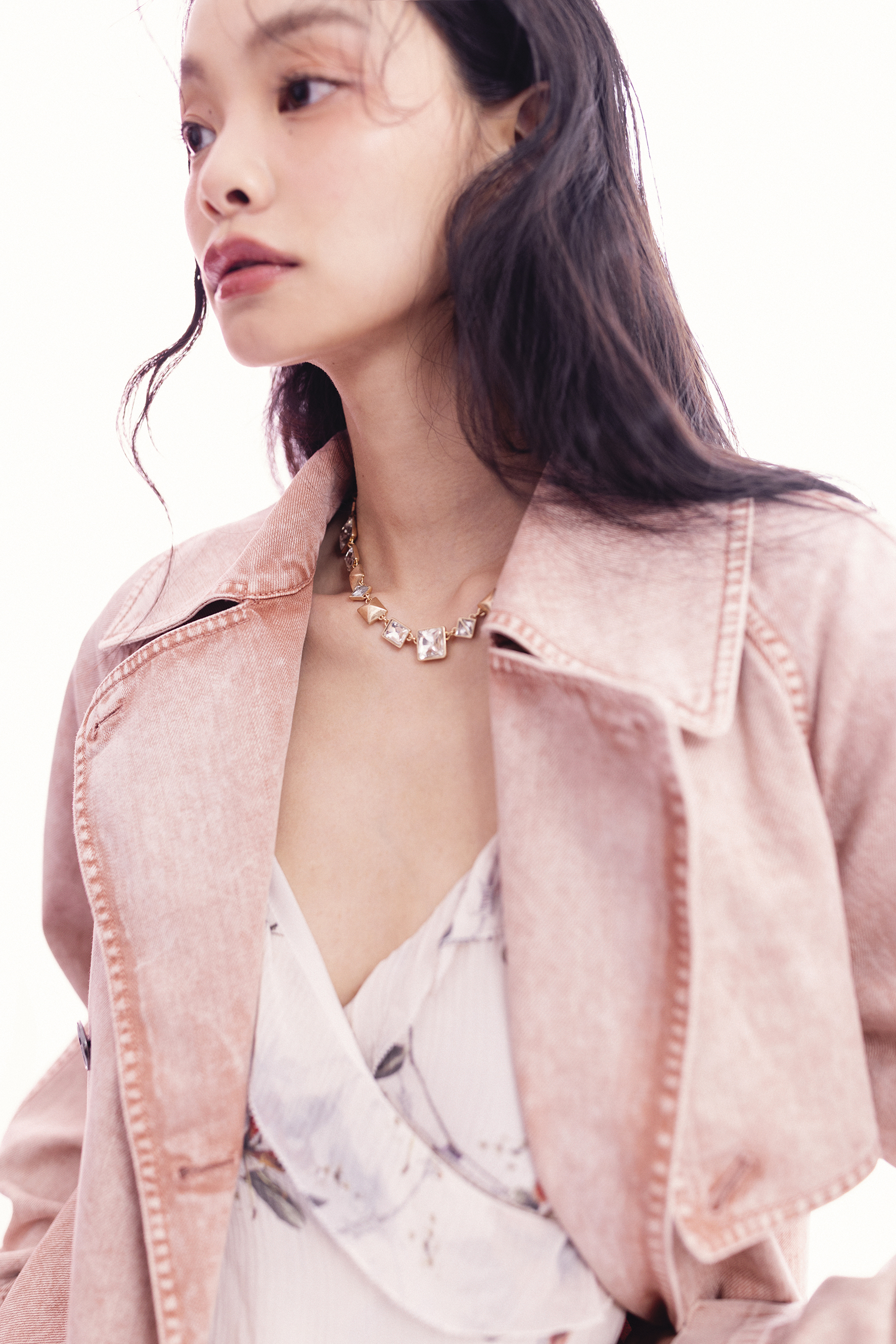 印花洋裝NT$10,300 / by ALLSAINTS / 粉色丹寧長版外套NT$26,000 / by MICHAEL KORS / Elora HEX造型項鍊NT$8,700 by ALLSAINTS