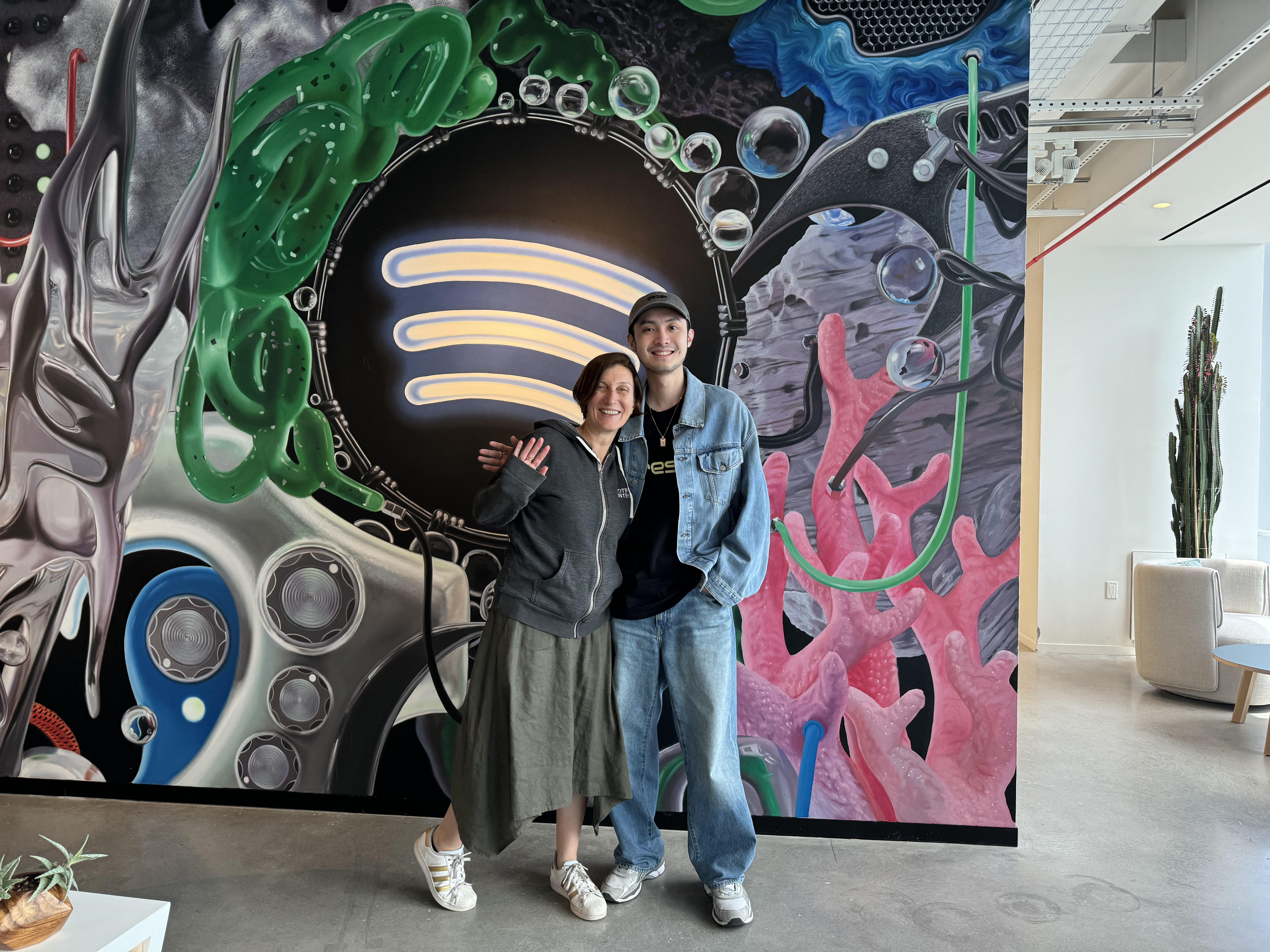 文策院與台灣音樂業者今年6月至Spotify紐約辦公室交流，黃榮毅（右）與Spotify全球獨立音樂負責人Jen Masset（左）合影。 （明天的歌提供）