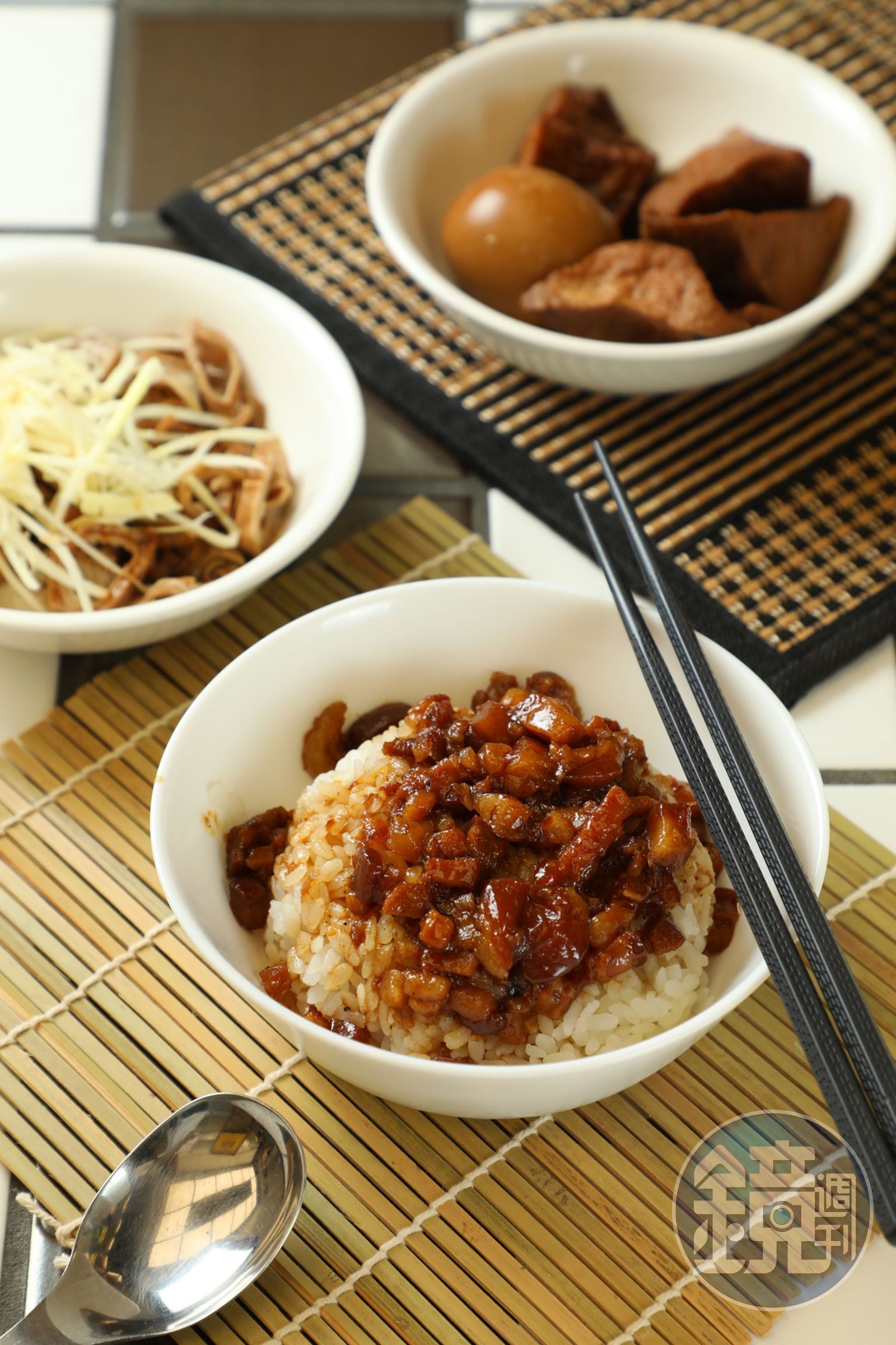 全肥的滷肉飯吃起來不油不膩,用滷汁滷的油豆腐也是必吃品項。(油豆腐,20元/份;滷蛋,15元/份;滷大腸,80元/份)