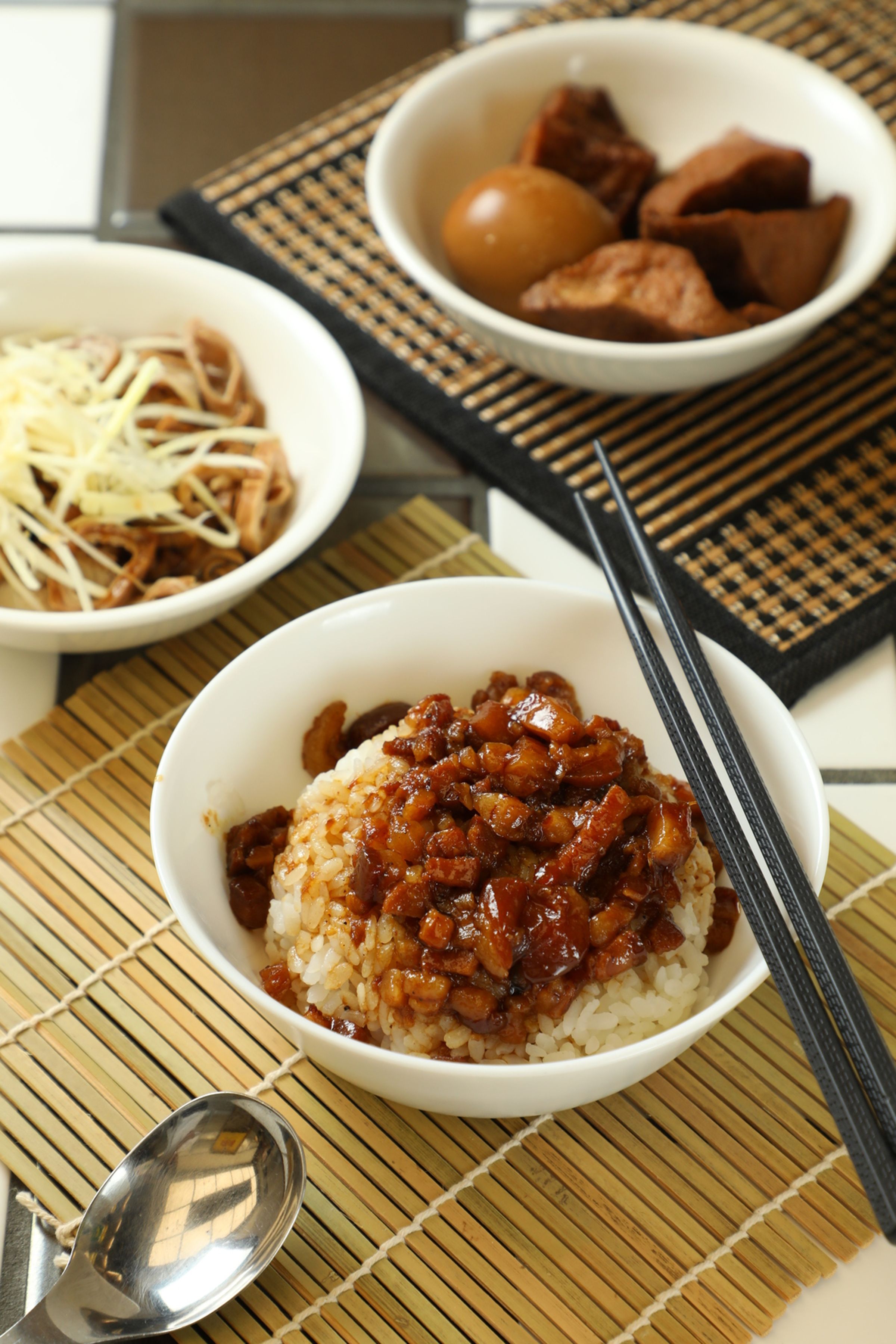 全肥的滷肉飯吃起來不油不膩，用滷汁滷的油豆腐也是必吃品項。（油豆腐，20元／份；滷蛋，15元／份；滷大腸，80元／份）