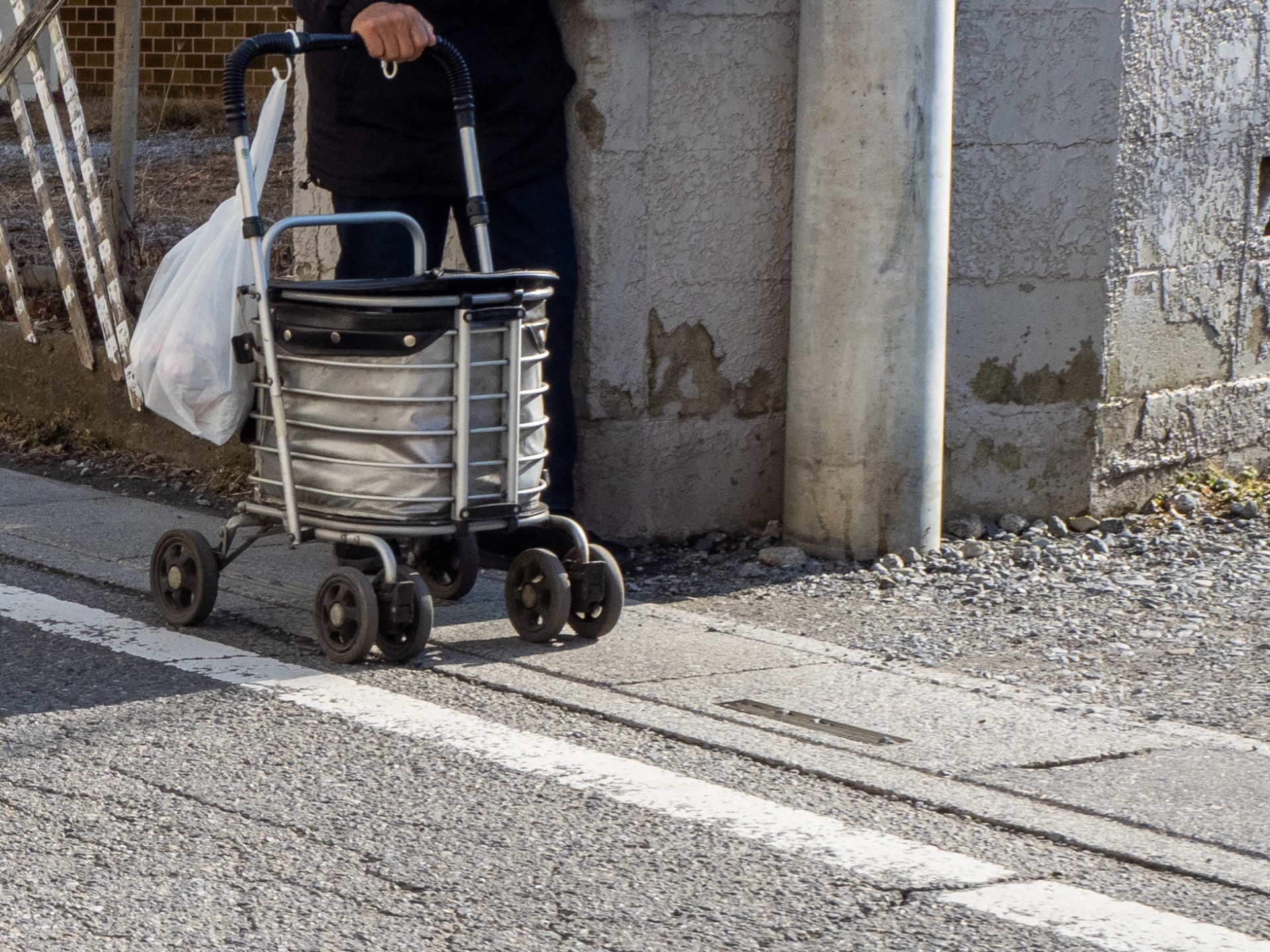 網友透露有些老人做資源回收只是打發時間，其實光靠收租就月入20萬元。（示意圖，photoAC）