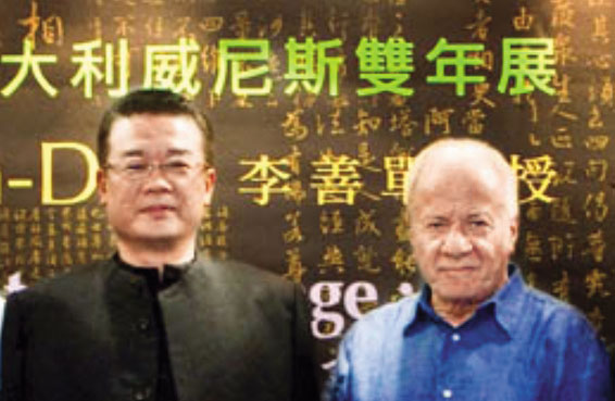 李善單（左）曾宣稱自己參與2009年威尼斯雙年展平行展，且受策展人阿其烈‧伯尼托‧奧利瓦（右）力薦，卻傳出是透過100萬美元換取而來。（翻攝李善單藝術部落客網頁）