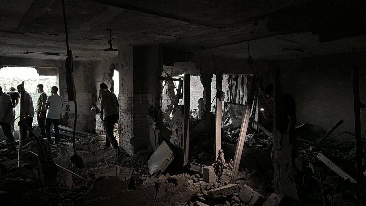 加薩走廊戰火未平，一名新手爸爸幫剛出生的雙胞胎孩子報戶口途中，卻接獲妻子與孩子遭空襲身亡的噩耗。示意圖。（@Timesofgaza）