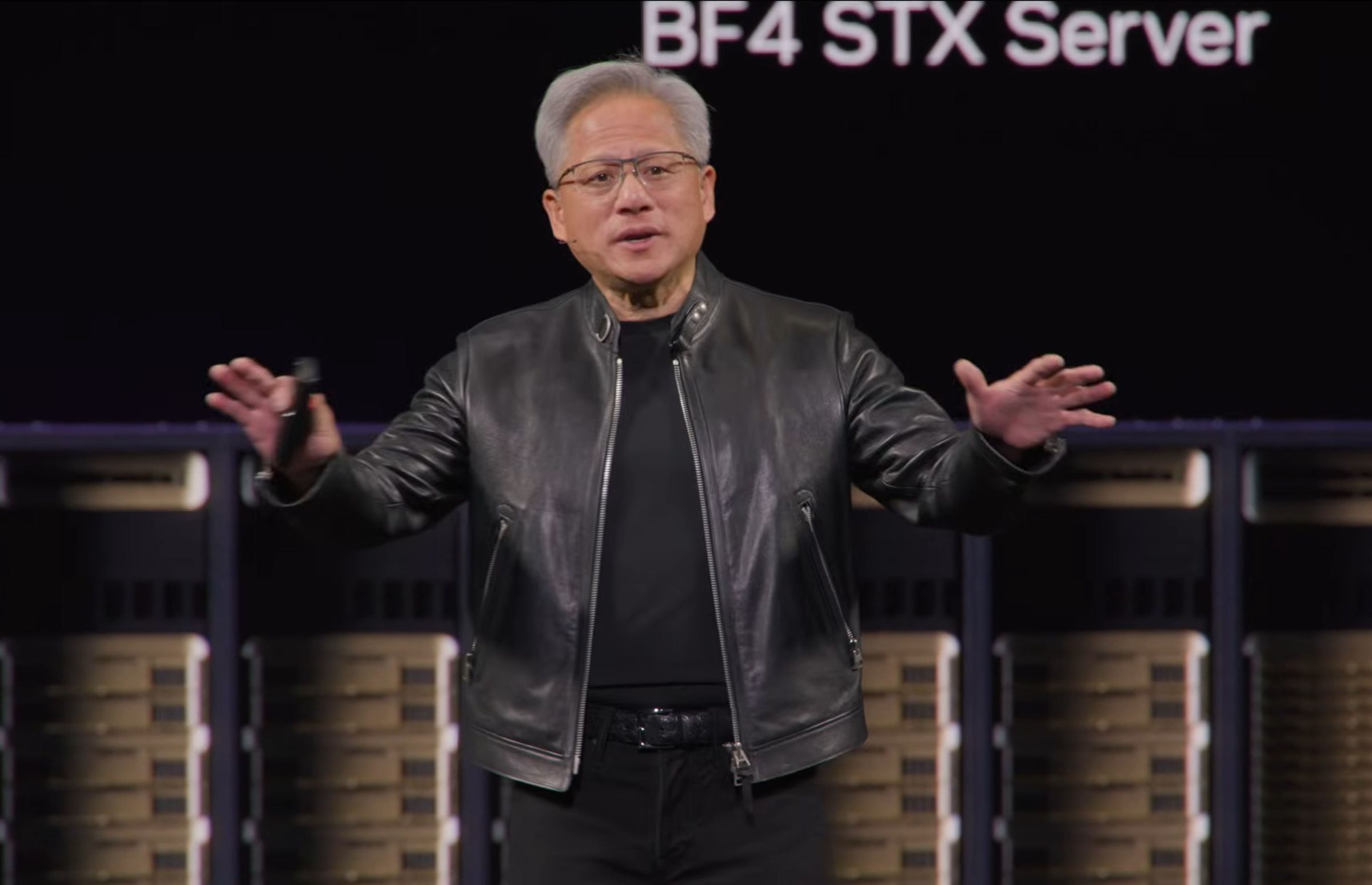 黃仁勳指出，明年AI算力市場將倍增到一兆美元。（翻攝NVIDIA YouTube頻道）