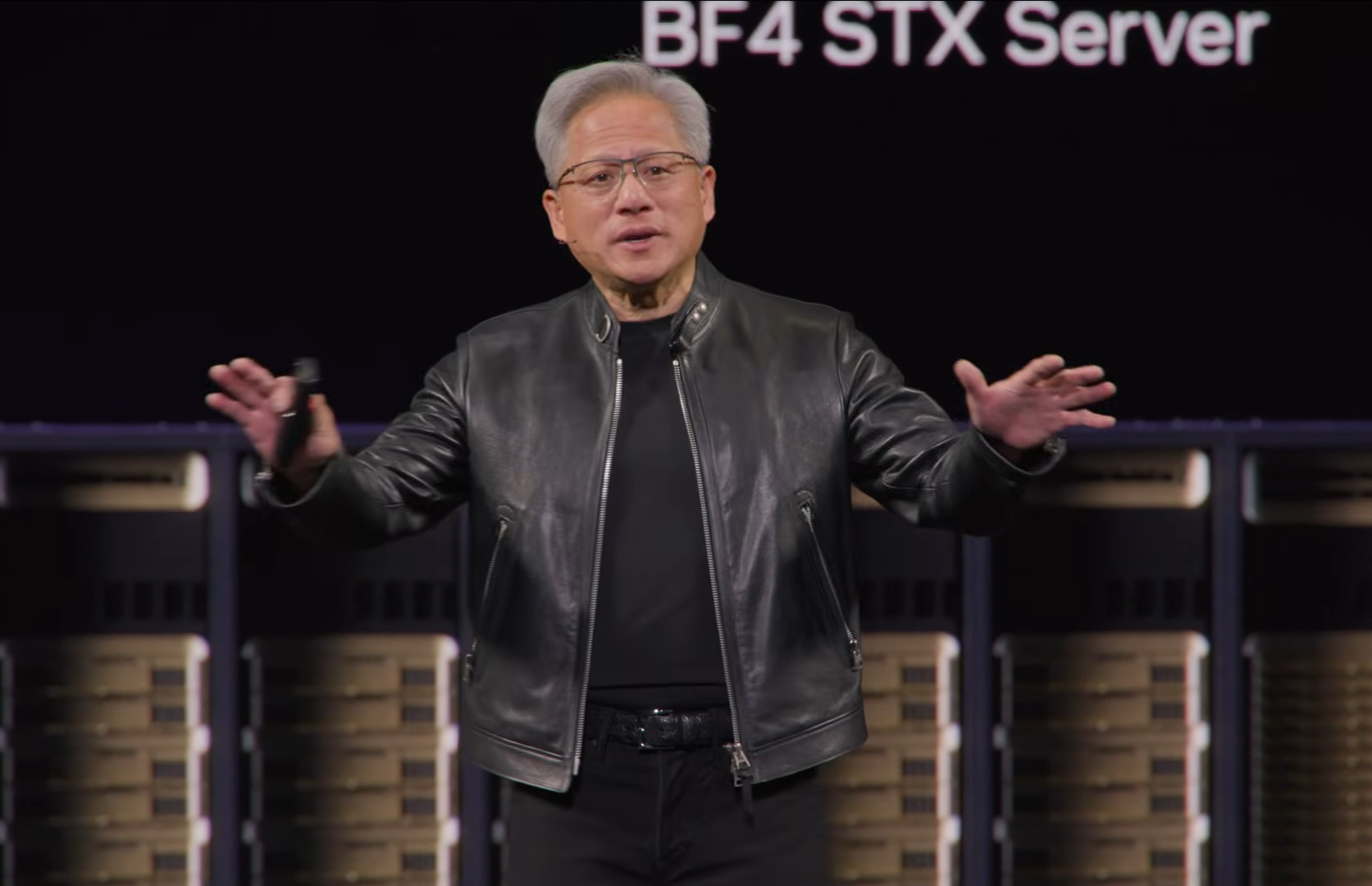 黃仁勳指出，明年AI算力市場將倍增到一兆美元。（翻攝NVIDIA YouTube頻道）