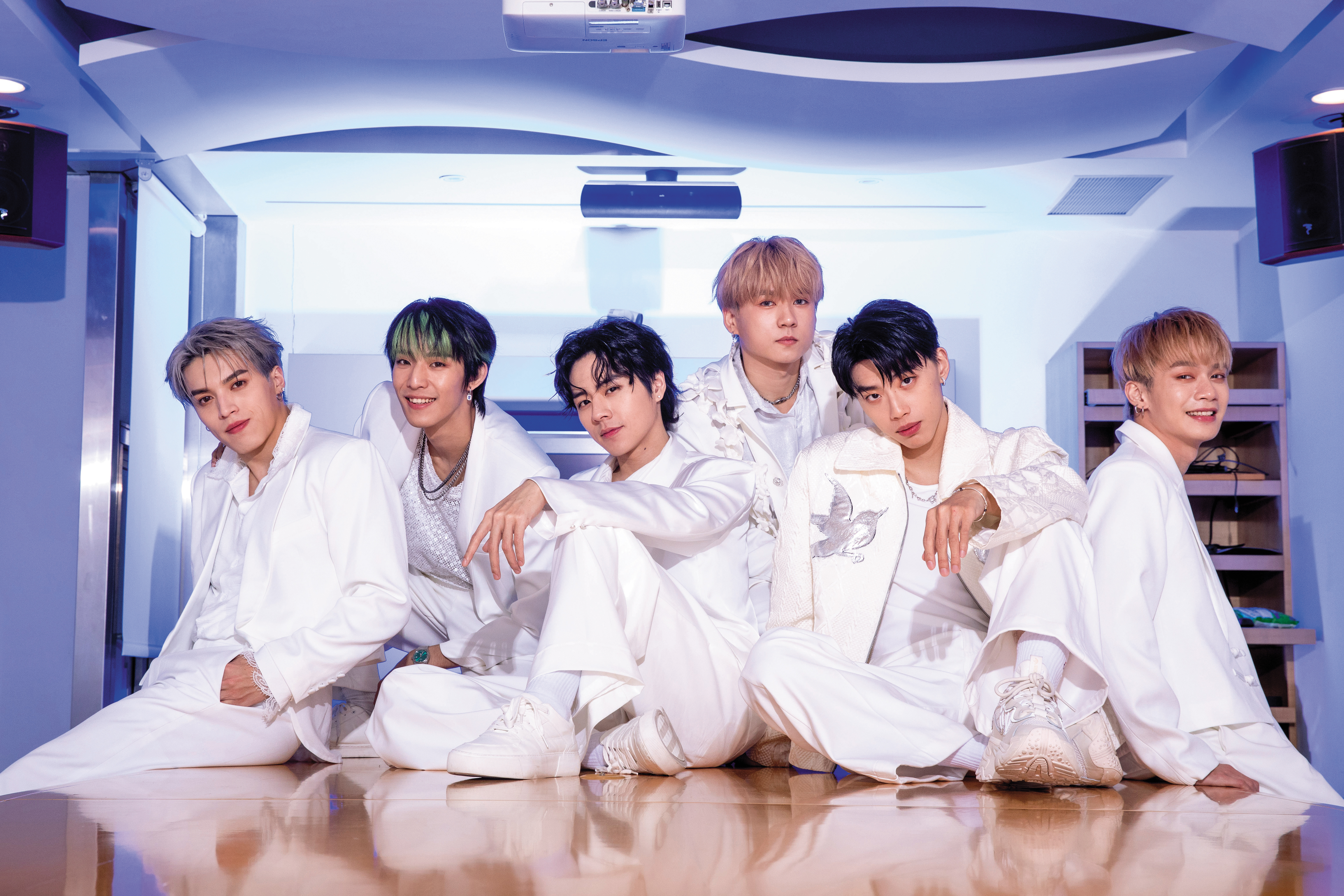 Ozone為了陪伴粉絲們過新年，已提前錄好過年特別企劃，春節在YouTube上播出。左起哲言、煥鈞、佳辰、祖安、文廷、子翔。