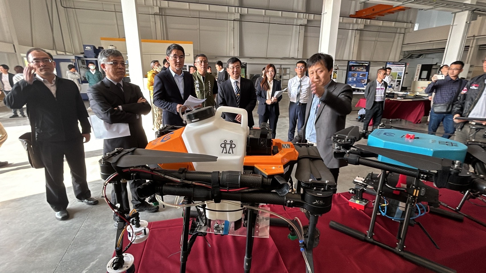 立法委員劉建國邀集教育部政務次長劉孟奇等人會勘虎科大新校區，了解無人自駕載具開發進度。（劉建國辦公室提供）