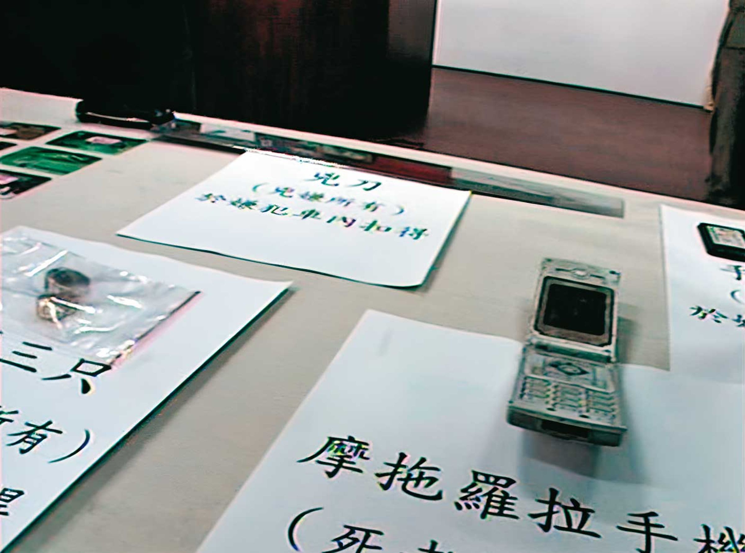 唐霖億犯案後，把死者手機裡的SIM卡插在朋友手機上，打勒索電話。（東森新聞提供）