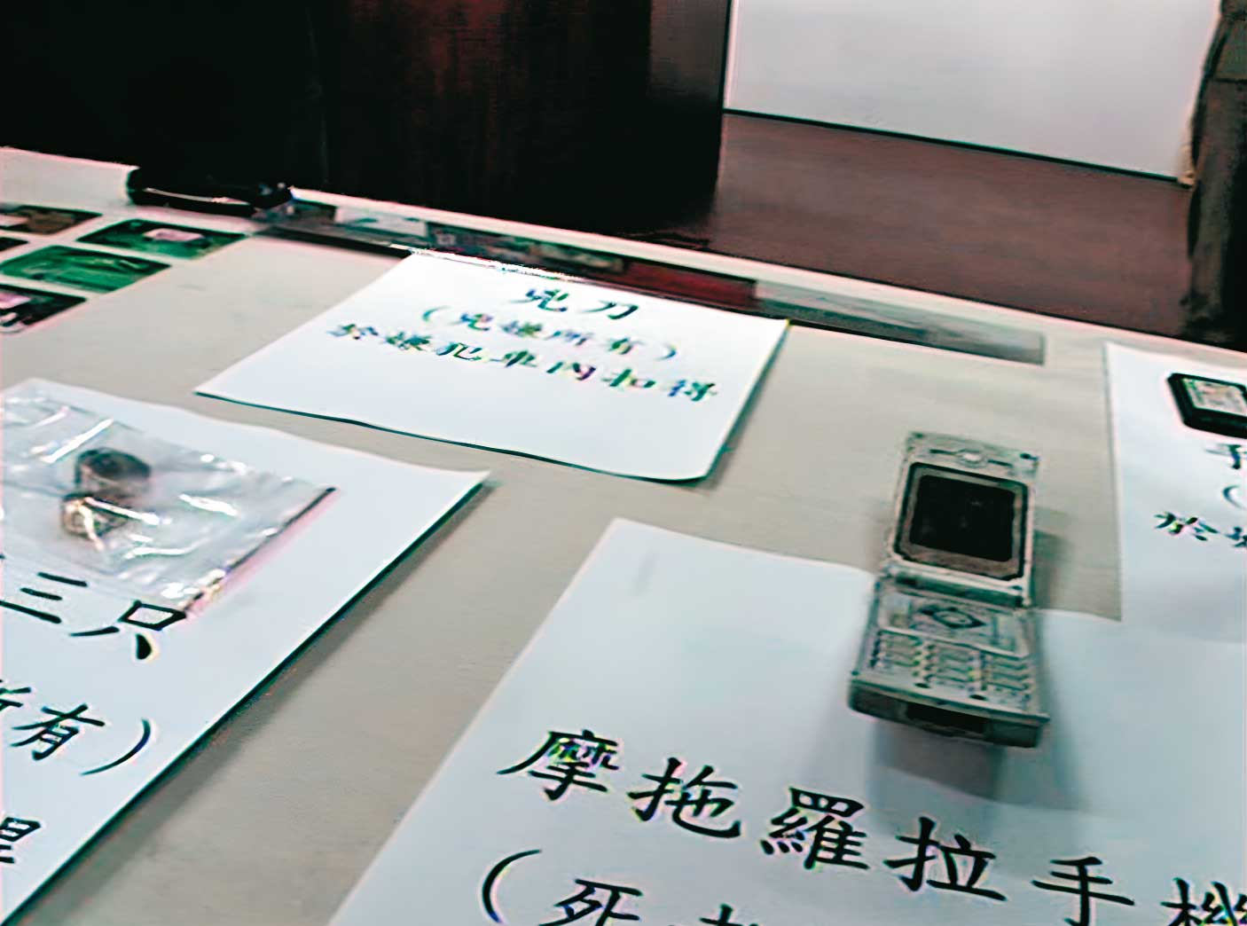 唐霖億犯案後,把死者手機裡的SIM卡插在朋友手機上,打勒索電話。(東森新聞提供)