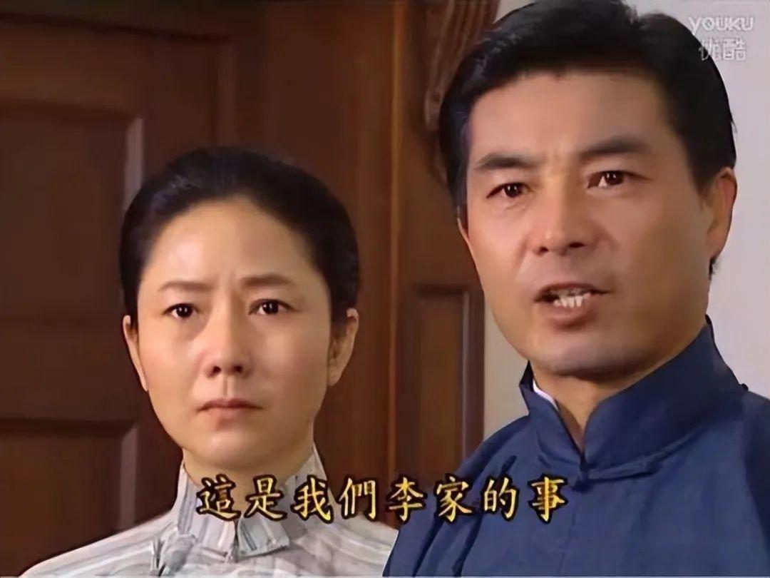 曹秋根墓碑照隨即在社群平台瘋傳並衝上熱搜，讓無數看著該劇長大的觀眾錯愕不已。（翻攝畫面）