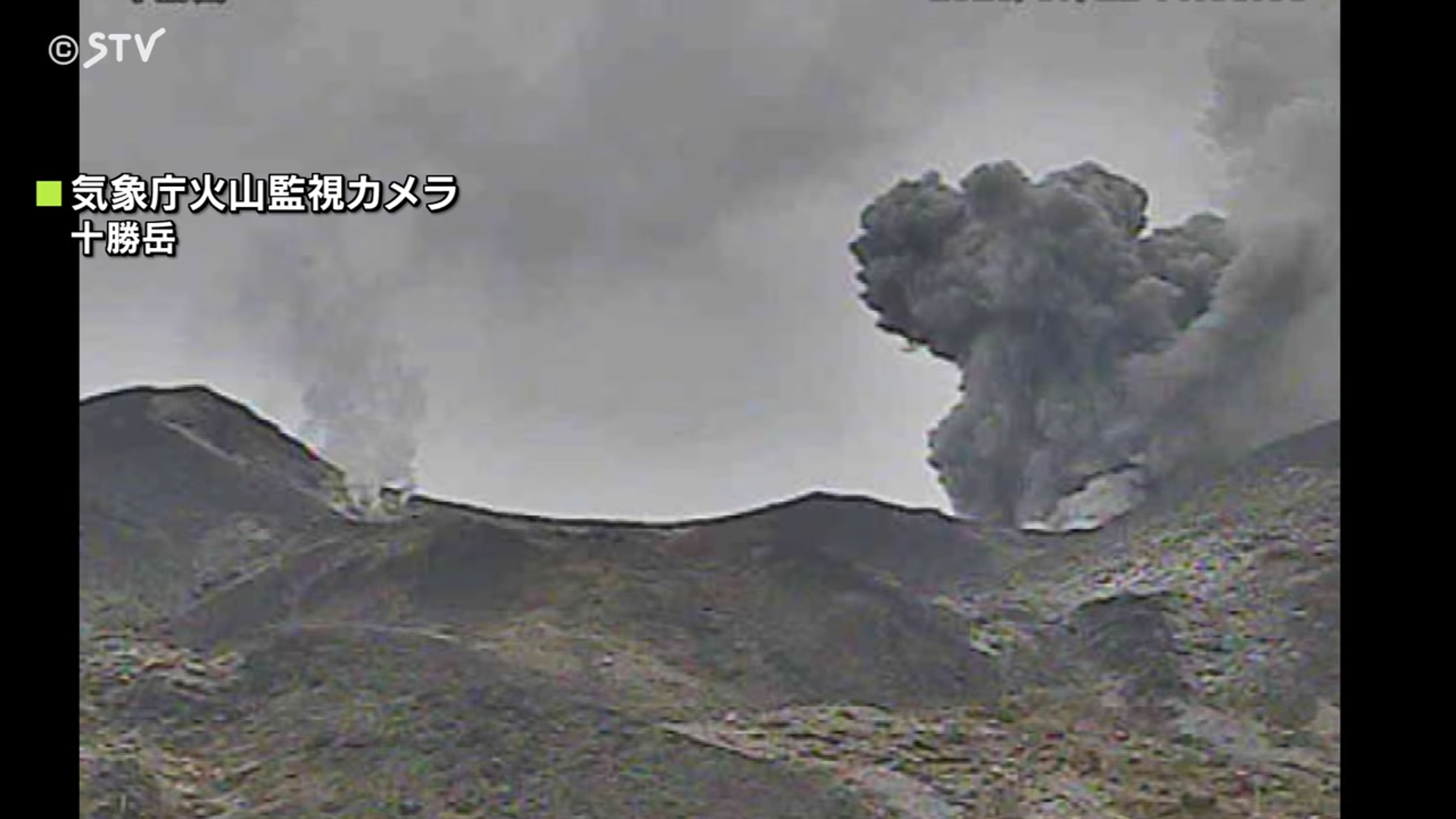 十勝岳於今日(22日)上午發生自2004年以來的首次極小規模噴火,黑色噴煙直衝天際約200公尺高。(翻攝自YouTube頻道@stv9721)