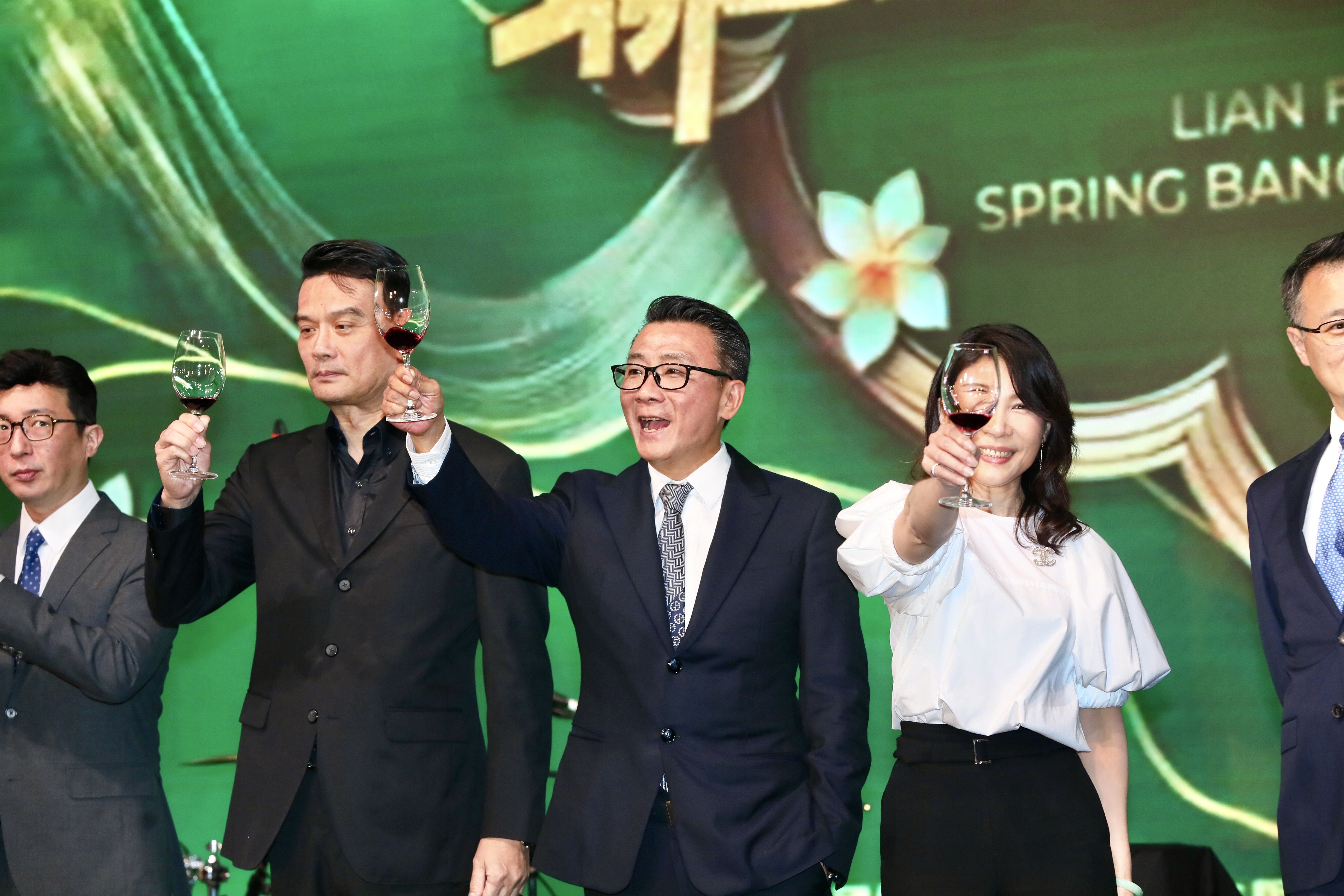 聯發國際董事長鄭凱隆(左三)趁著歡慶33週年之際宣布，將與高人氣樂團告五人續約，讓告五人繼續擔任旗下時尚潮流茶飲料品牌「UG」代言人，推廣海內外市場。