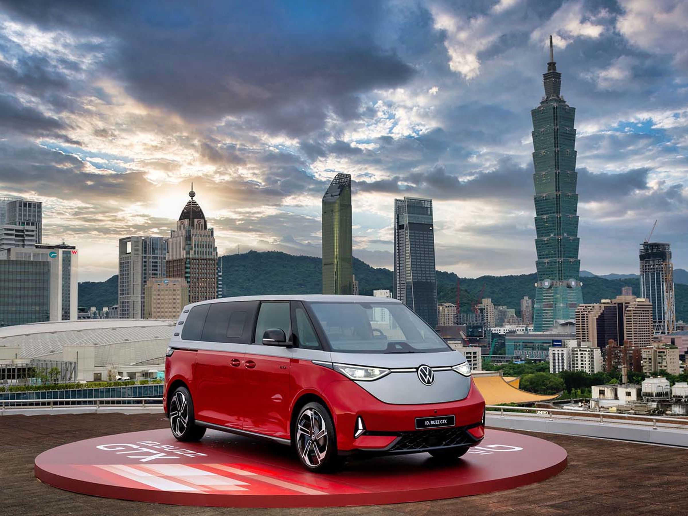 原廠斥重金將車輛吊掛到華視頂樓的直升機停機坪。