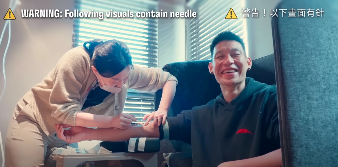 林書豪（右）在新北國王「國王的一天」影片中，為治療足底筋膜炎進行注射，被網友質疑違反禁藥規定。（翻攝自新北國王YouTube頻道）