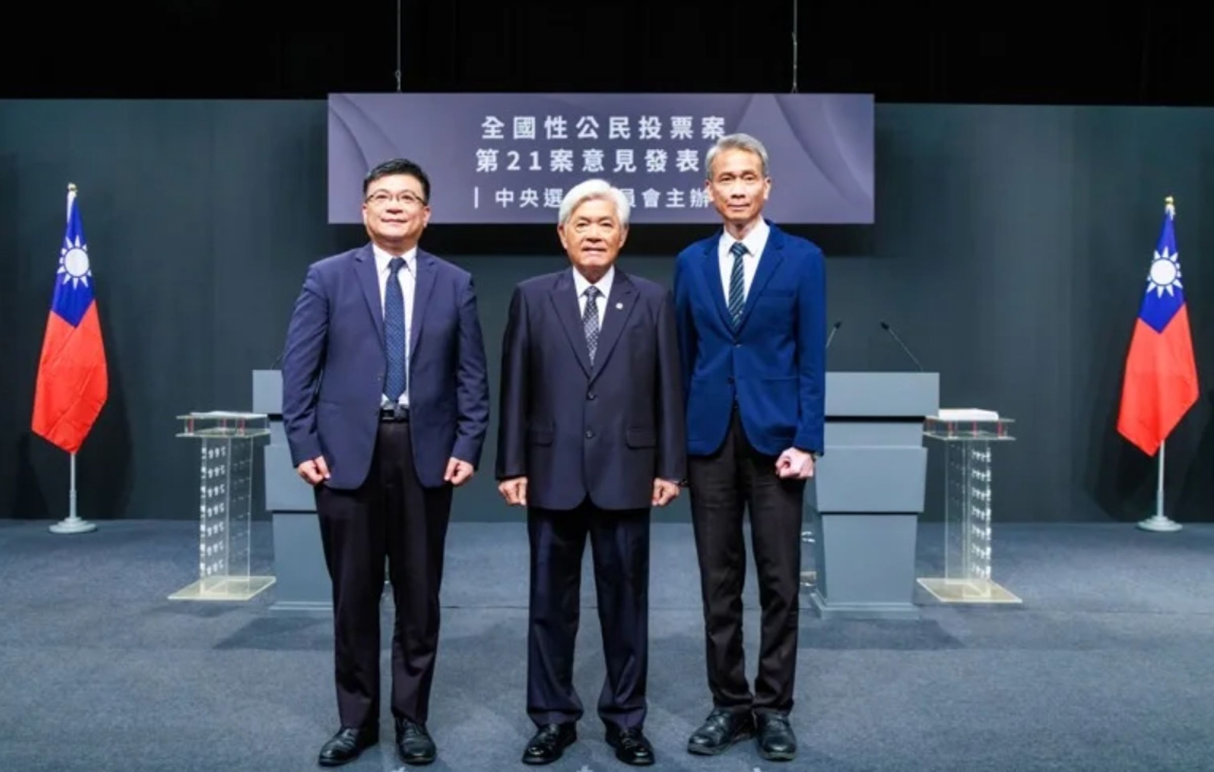 中選會今舉辦首場電視辯論會,正方代表為清華大學工程與系統科學系特聘教授、原子科學院長葉宗洸(右),反方代表為台電董事長曾文生(左)。(中選會提供)