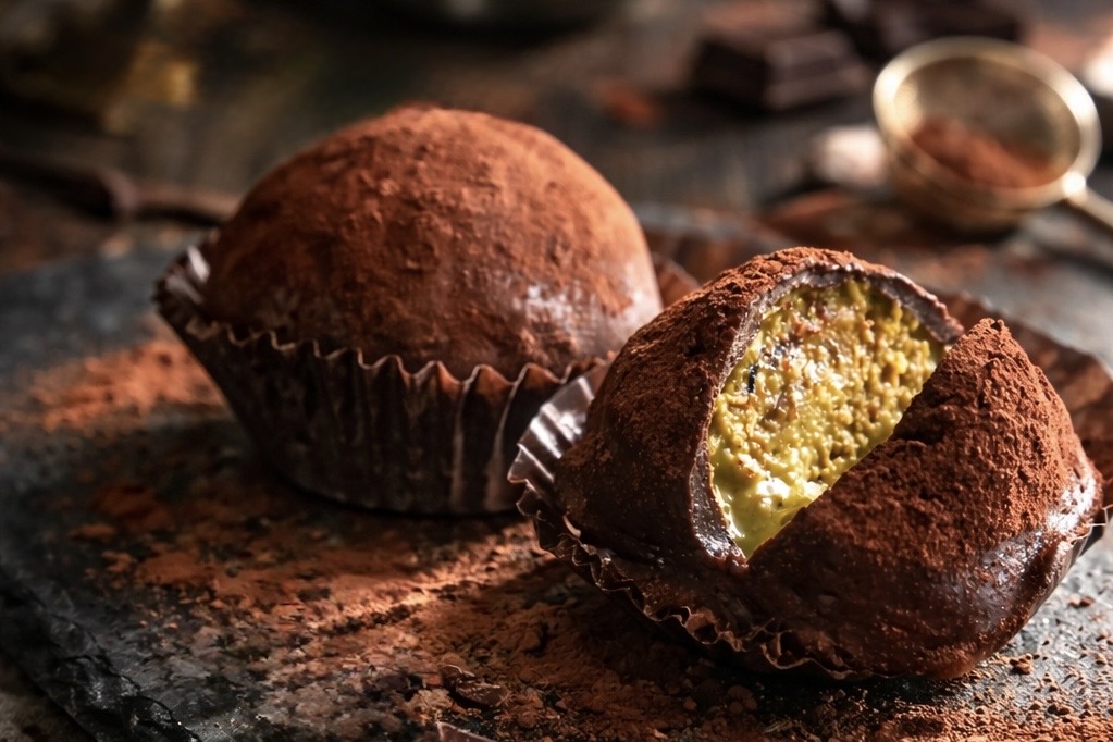 杜拜巧克力熱潮延燒台南！台南遠東香格里拉的「品香坊」推出「杜拜巧克力系列」，一次呈現經典與韓系Q餅雙話題甜點。（台南遠東香格里拉提供）