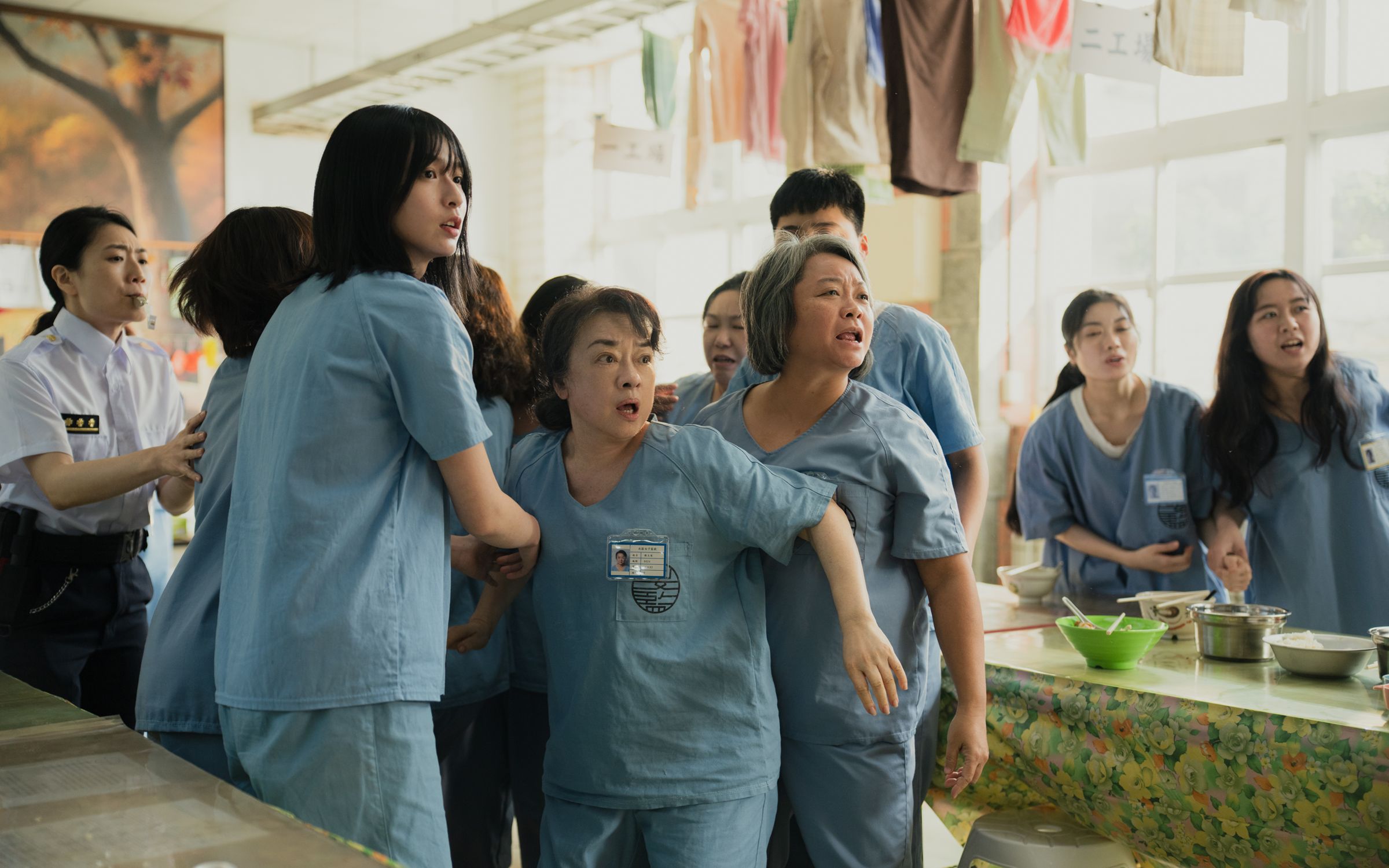 《陽光女子合唱團》片中監獄大亂鬥的戲碼，翁倩玉（中）不用替身，演出被踢倒的鏡頭，周遭所有人反應都格外逼真。（壹壹喜喜提供）