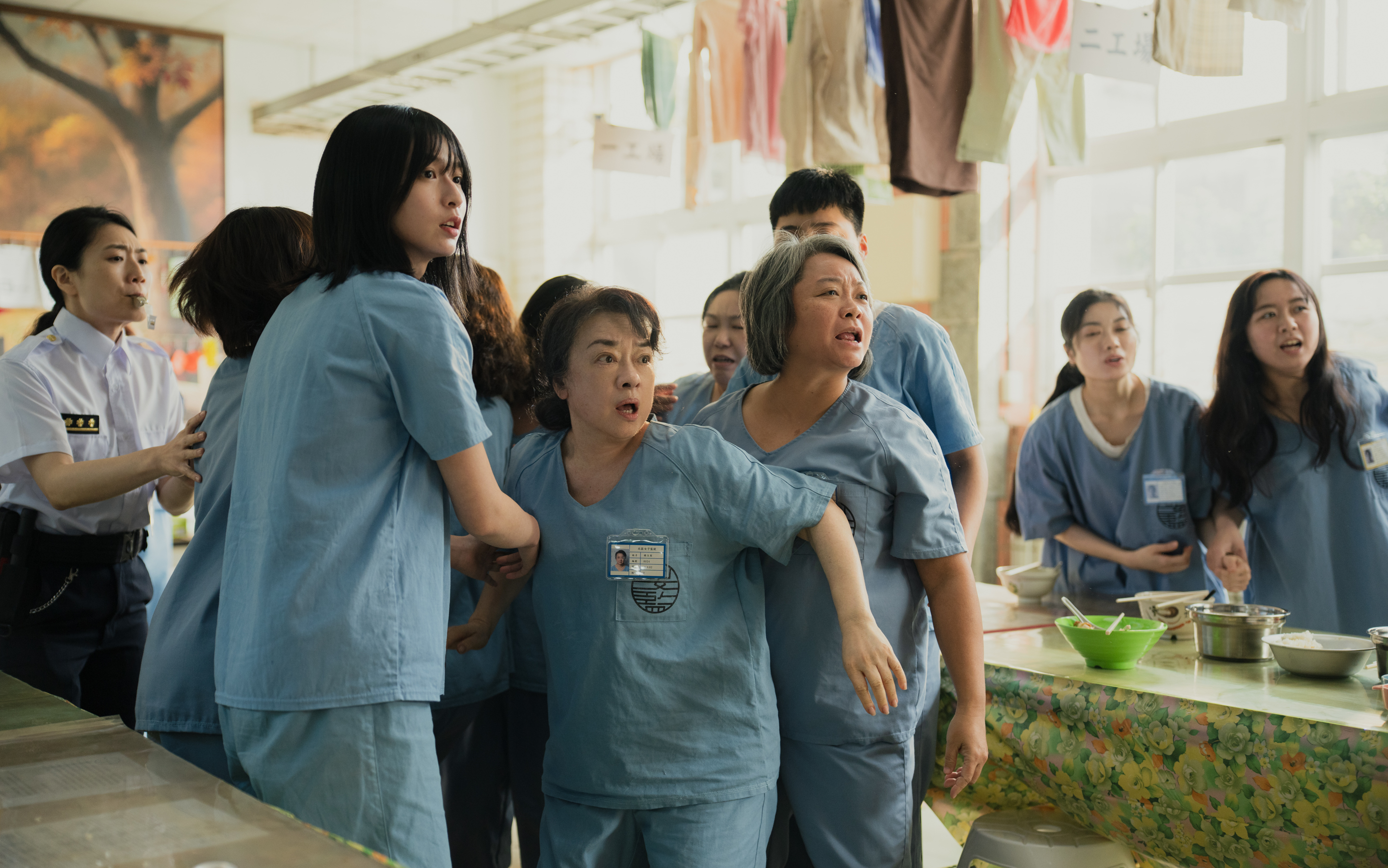 《陽光女子合唱團》片中監獄大亂鬥的戲碼,翁倩玉(中)不用替身,演出被踢倒的鏡頭,周遭所有人反應都格外逼真。(壹壹喜喜提供)
