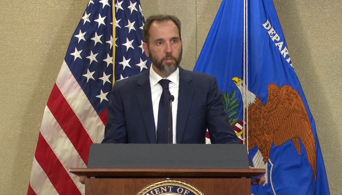 美國司法部特別檢察官史密斯起訴川普2大案，如今川普再度當選，他也將中止相關案件的審理。（翻攝自YouTube The Justice Department）