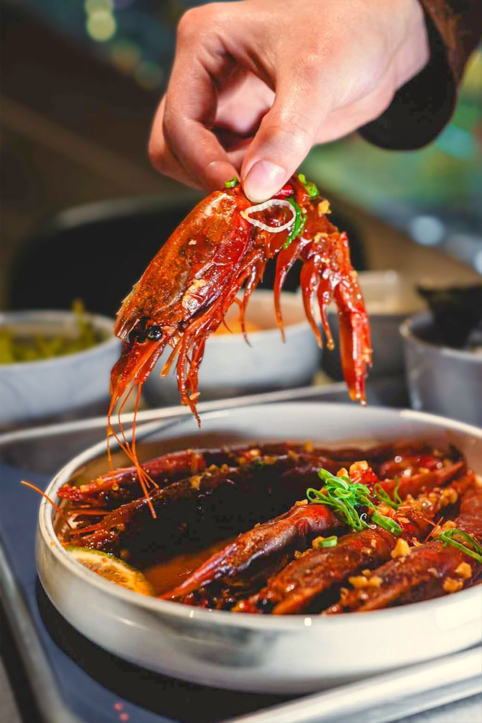 以宜蘭胭脂紅蝦製作的「生醃魔鬼蝦」,醬香味十足。(680元/套餐)(春大直提供)