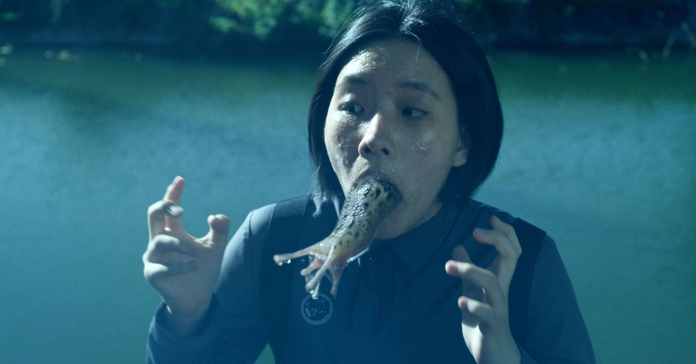 許曦文含著蛞蝓的畫面,來自漫畫裡角色的可怕遭遇。奇蹟映畫所提供