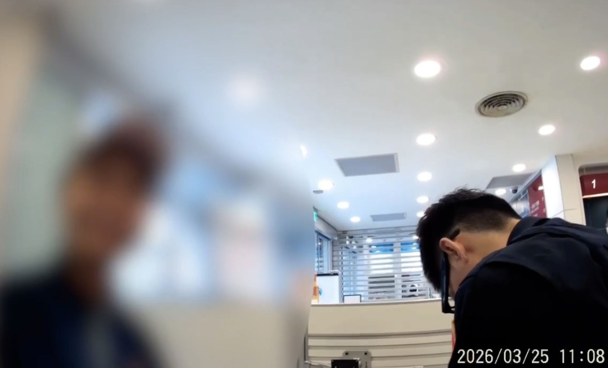 簡姓婦人日前至銀行欲匯款500萬元,稱賣掉0050要參與朋友投資推薦,轄區文山二分局景美派出所員警到場勸說是詐騙陷阱。(翻攝畫面)