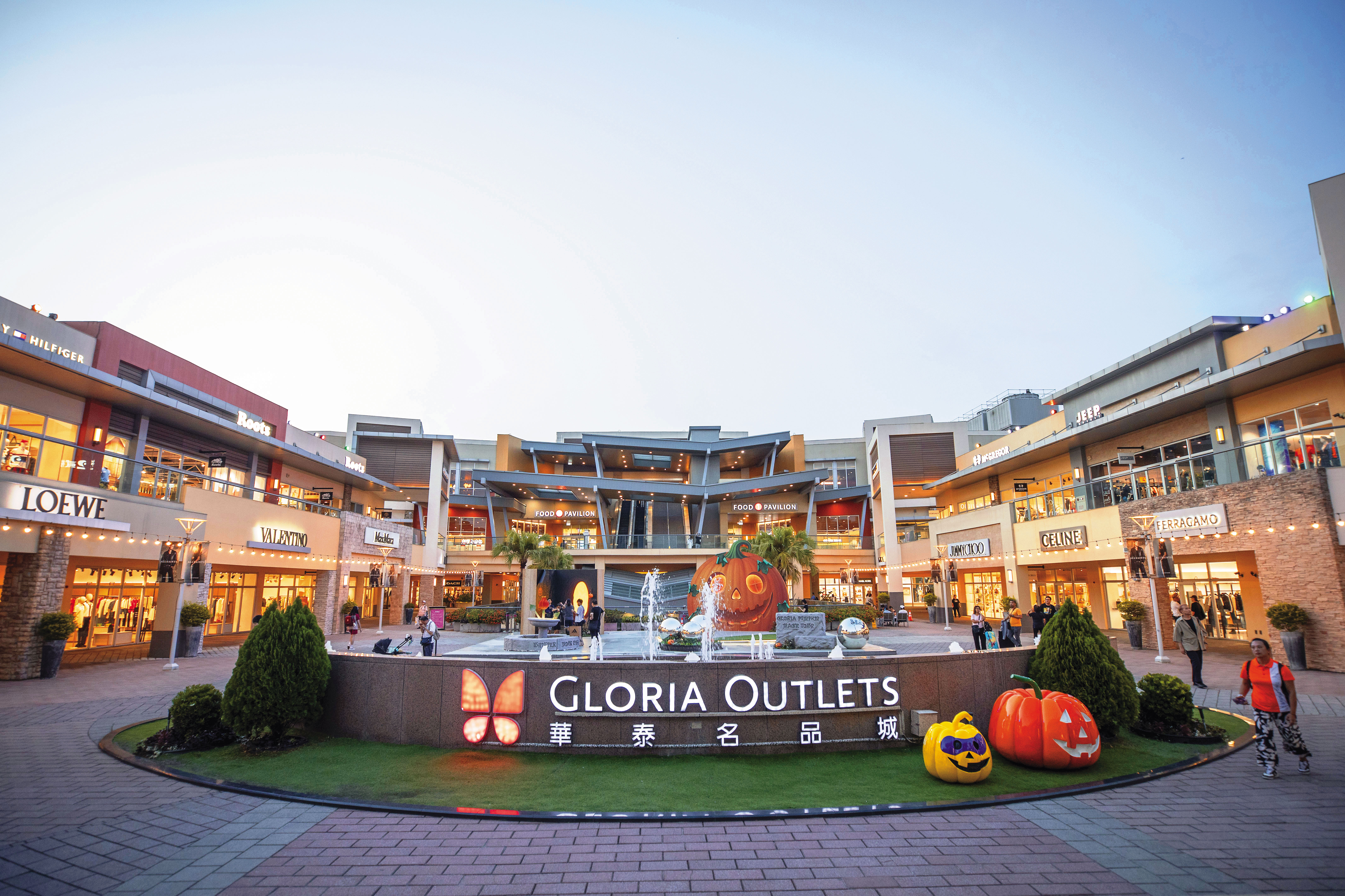 華泰名品城是「鐵道經濟」Outlet進駐先行者，也開啟了許多業者加入競逐，例如日本三井、本土的新光三越等。