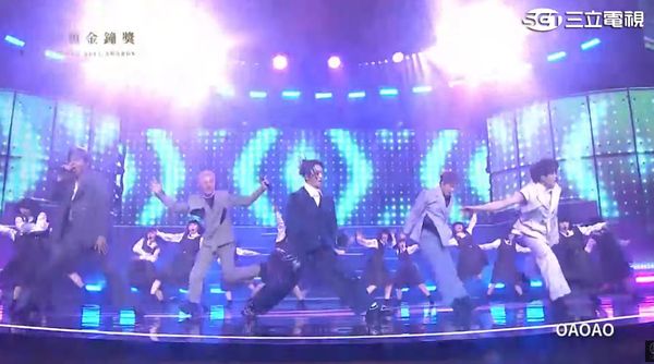 Avantgardey與Energy台上尬舞。（翻攝自三立）
