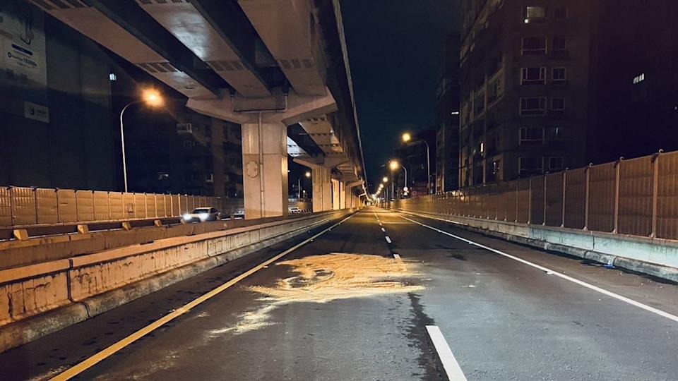 新北市台64線快速道路昨（25日）凌晨發生一起死亡車禍。（翻攝畫面）