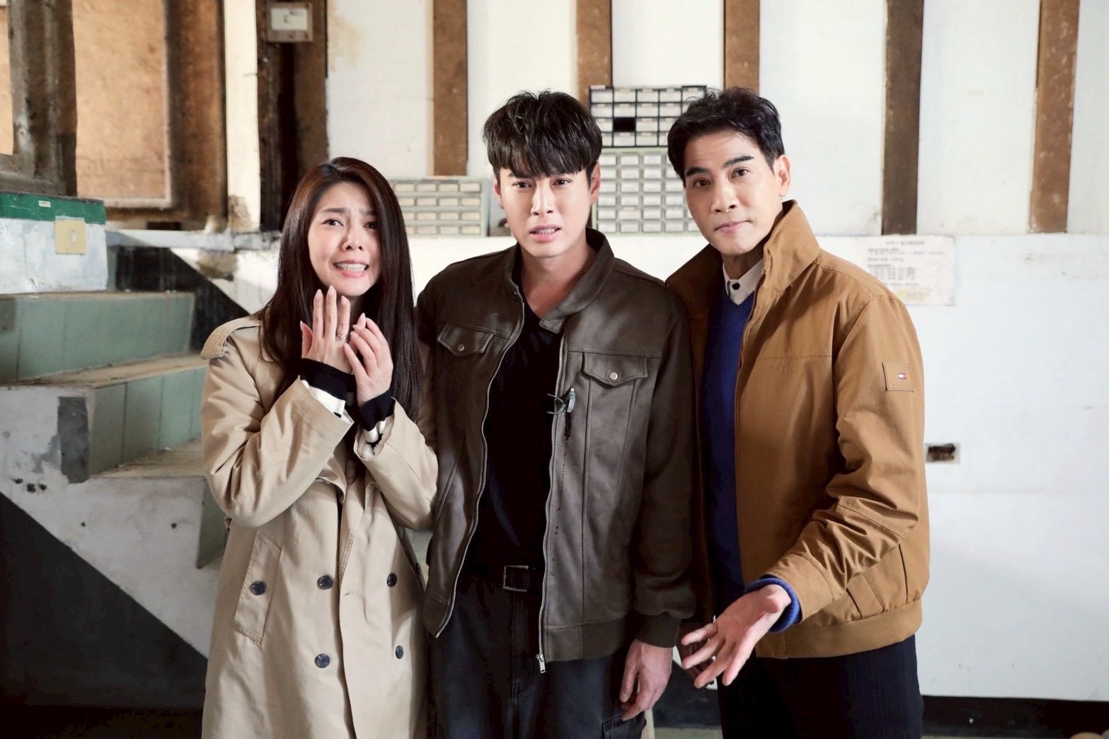 白家綺、吳東諺夫妻檔在《好運來》中火花升級，與大反派翁家明一起合影。（民視提供）