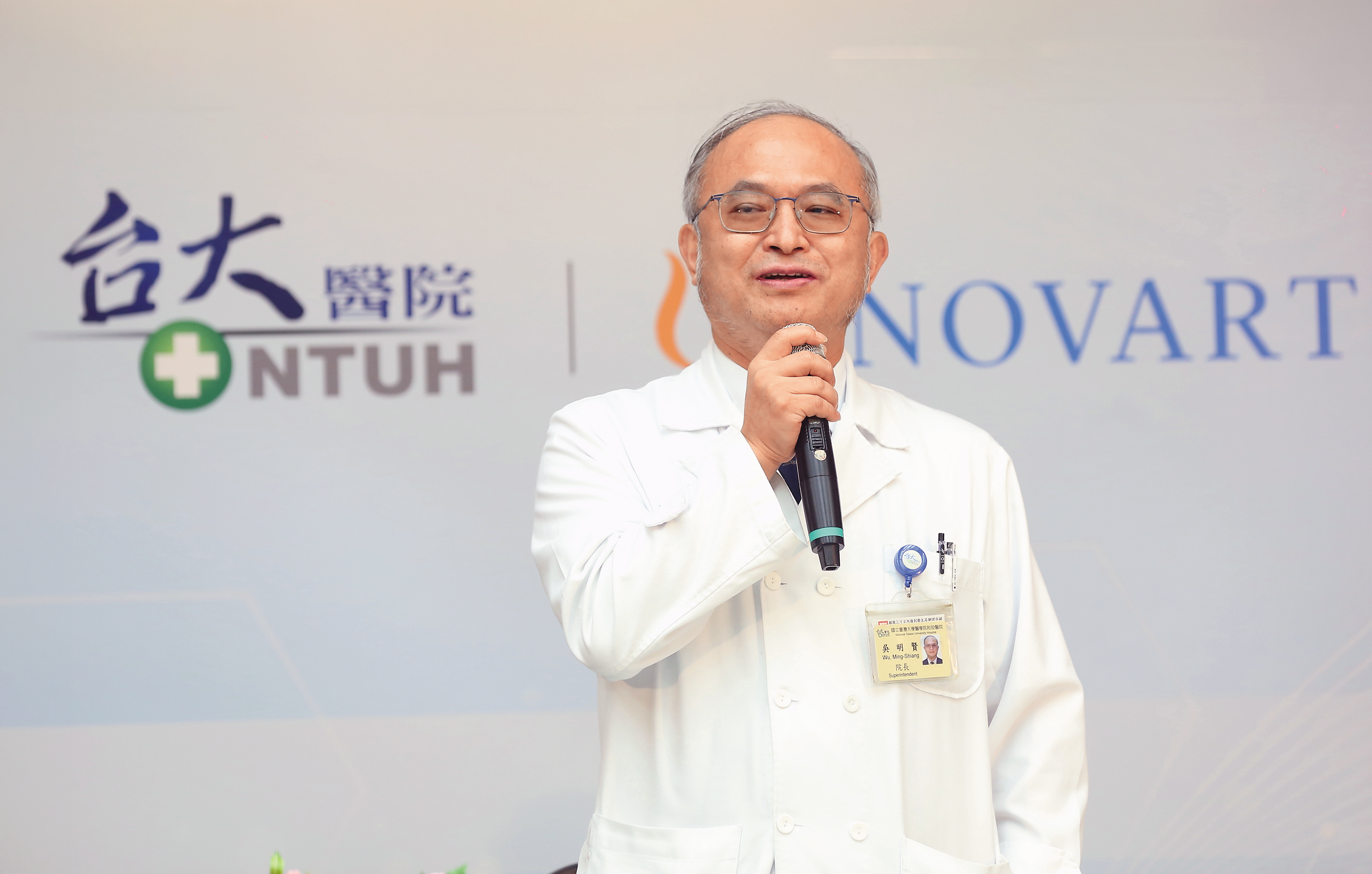 台大醫學院院長吳明賢與友人餐敘,遭知名董娘勸喝公杯烈酒,隔天清晨傳出心肺功能停止,緊急送醫救回一命。
