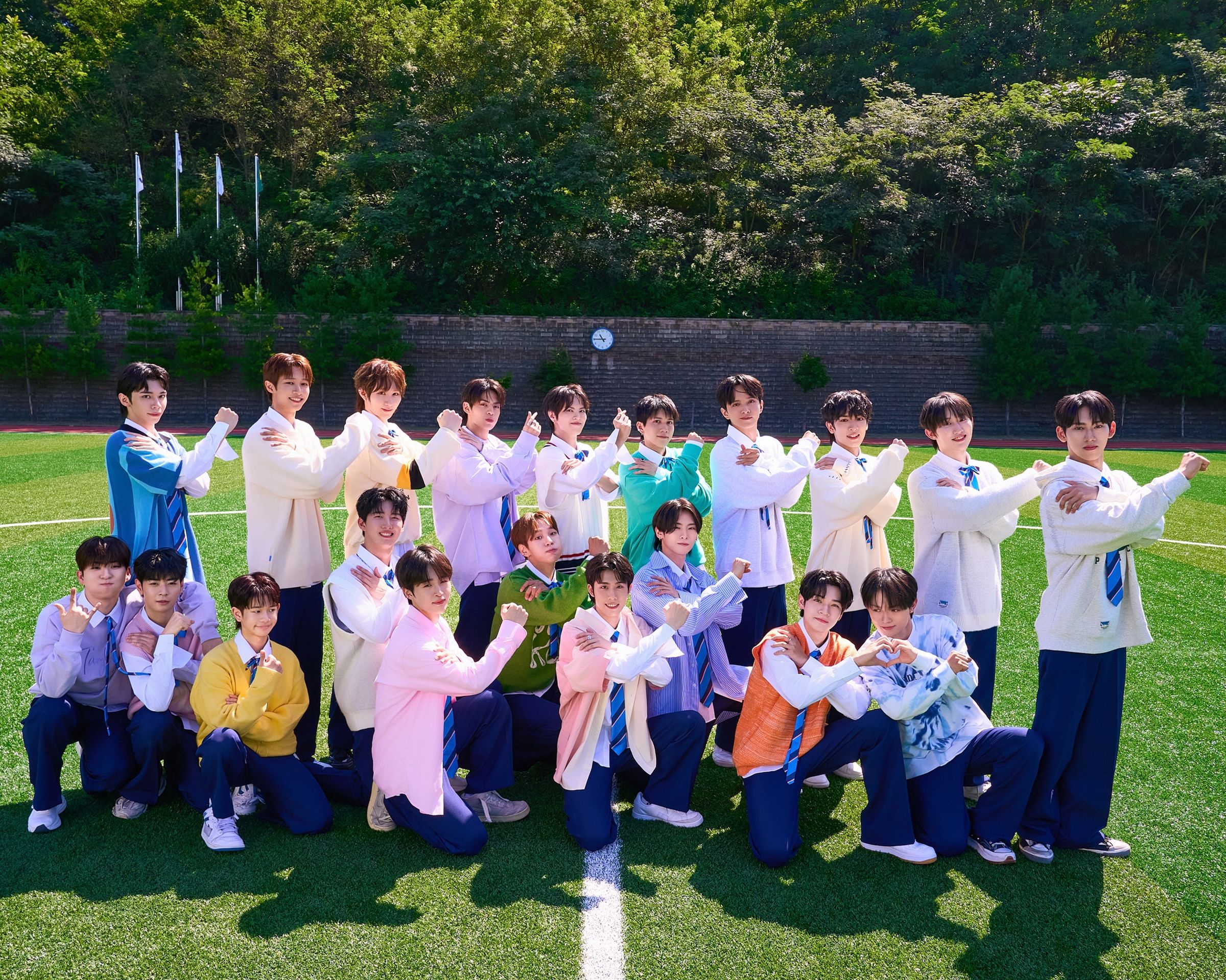 男團選秀《SCOOL》主題曲〈Dream of You〉推出中、韓文版本,拍MV時經歷高溫挑戰,在大太陽下跳了不下10次群舞。(天空娛樂提供)