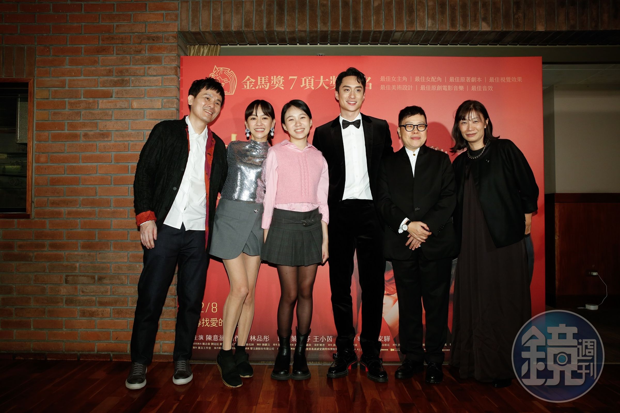 導演靳家驊(左起)與演員陳意涵、林品彤、劉俊謙、監製葉如芬、王小茵出席金馬慶功宴。(本刊資料照片)