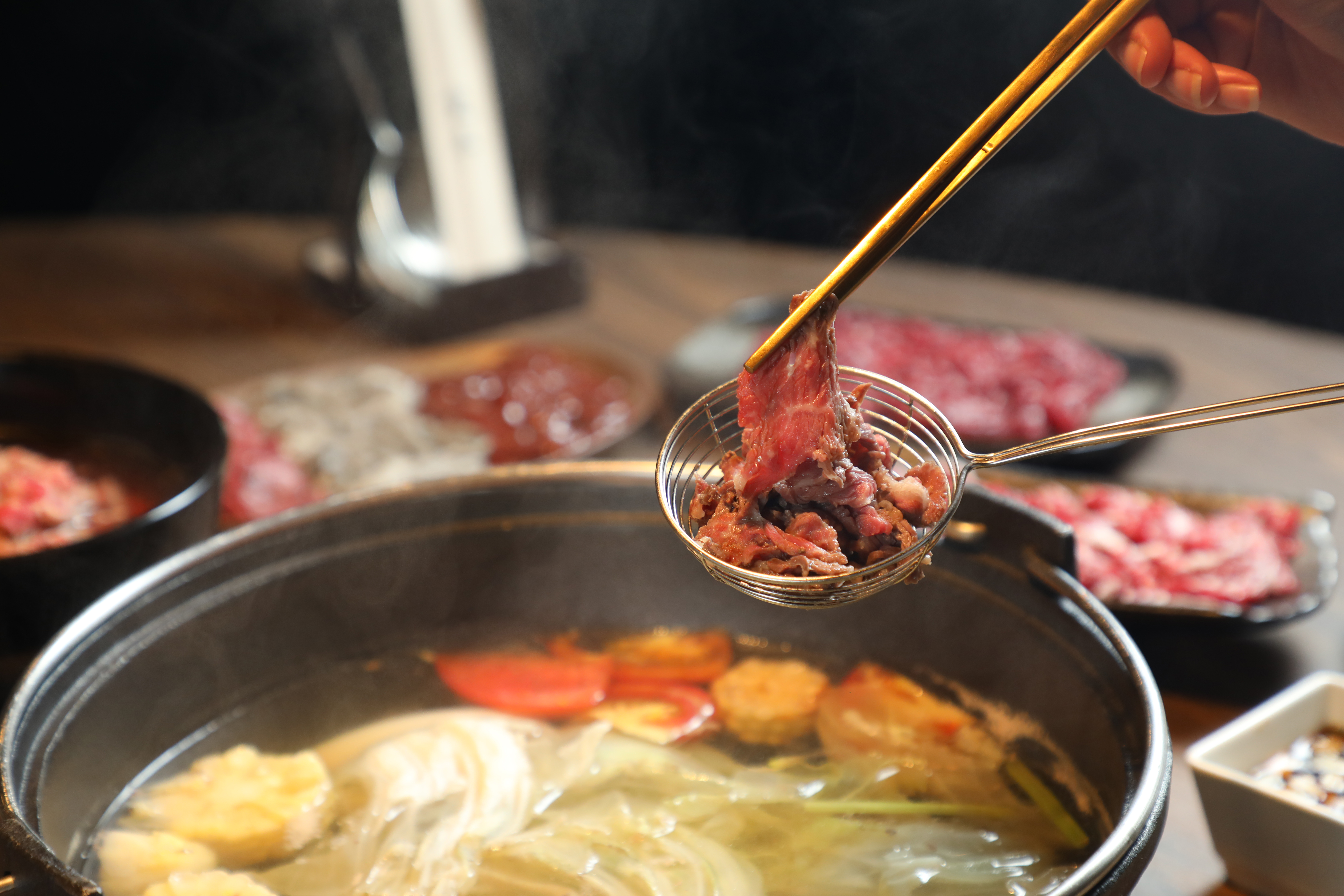 宣牛堅持以蔬果牛骨湯頭涮煮溫體牛肉，一年四季都受歡迎。