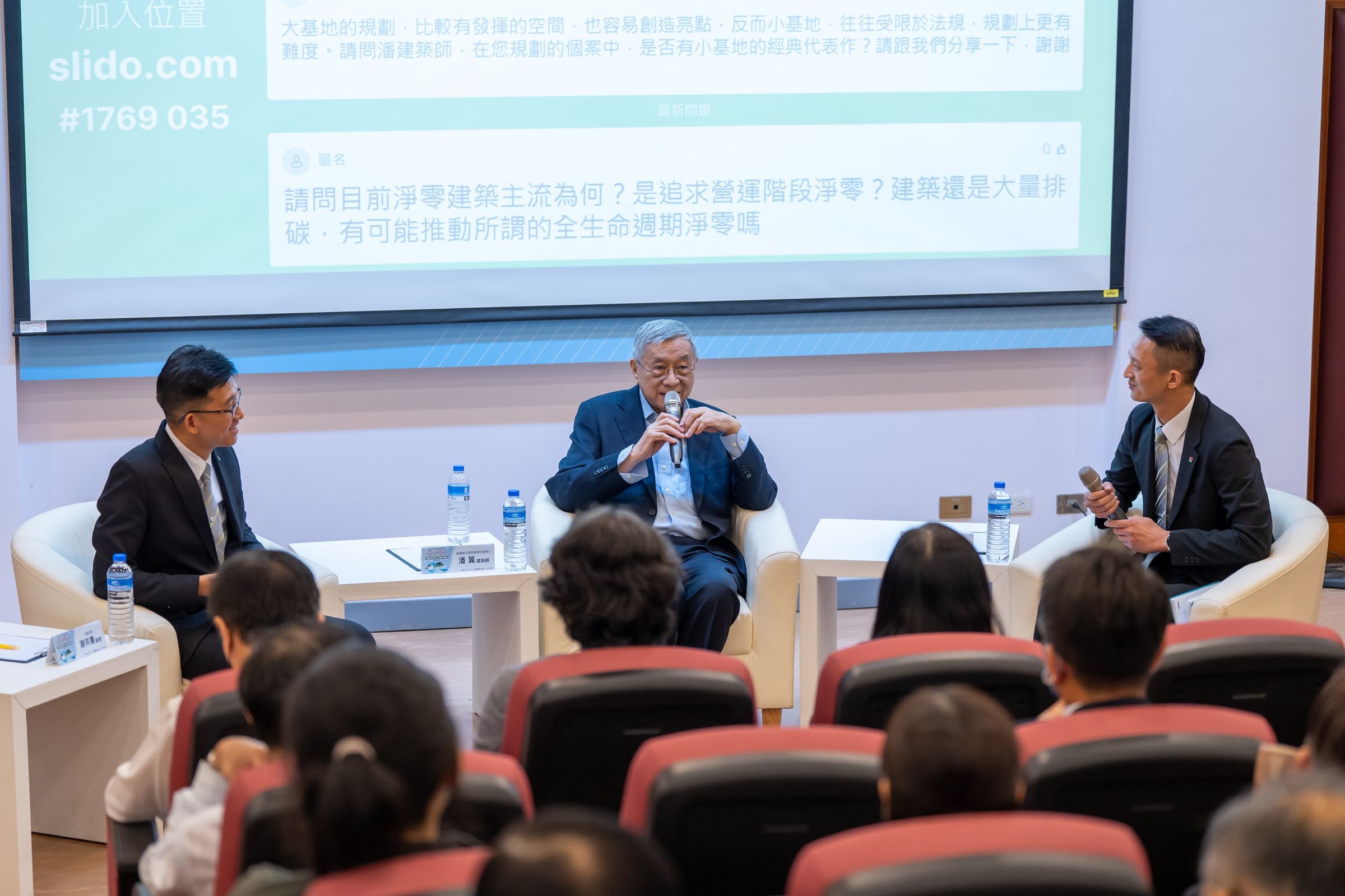 信義社會影響力系列講座請來建築師潘冀談居住永續議題，信義青年主管與講者交流看法。（信義房屋提供）