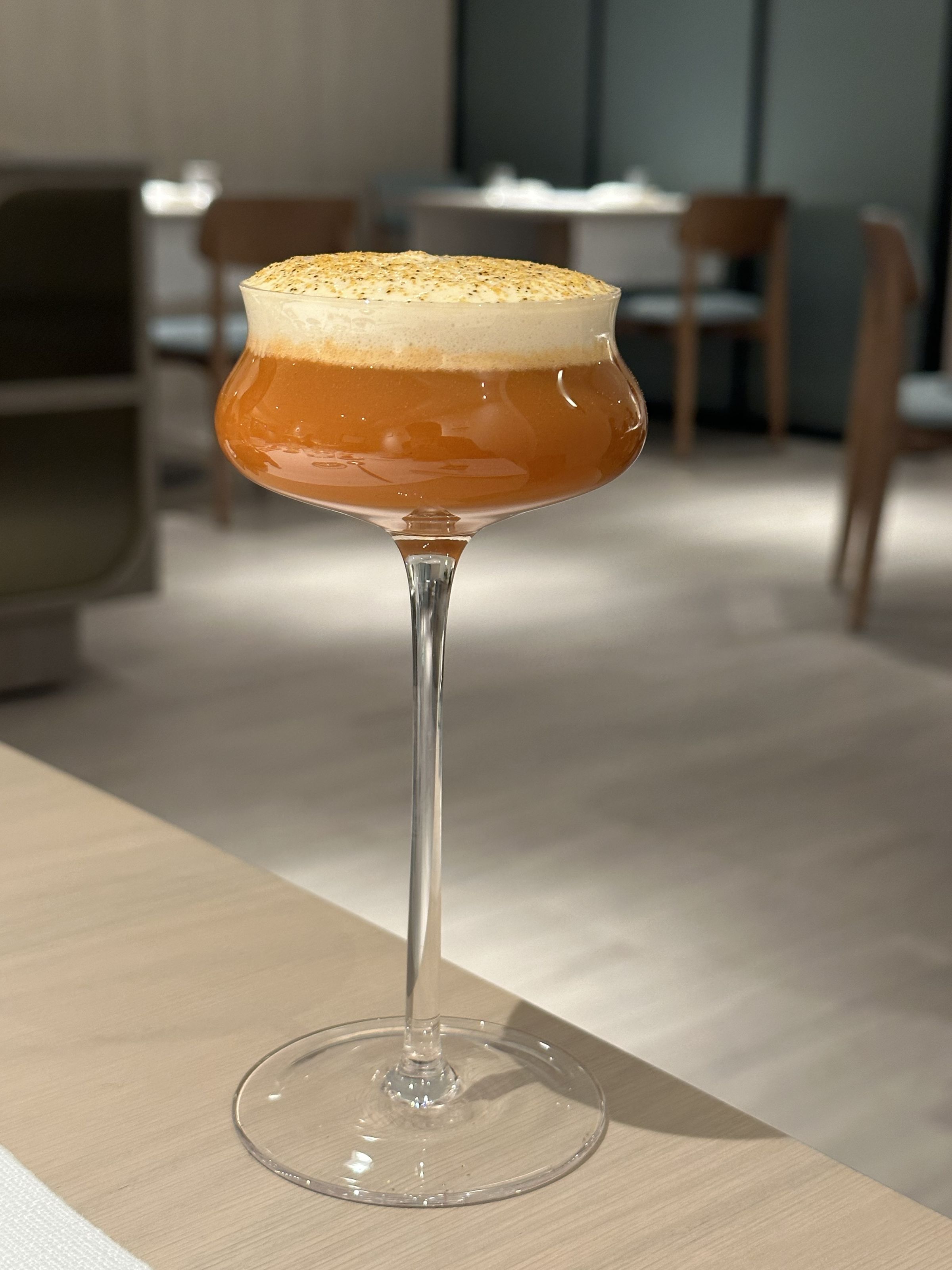 第4杯Juice tea pairing以新鮮胡蘿蔔汁為基底,鋪上燕麥奶製成的奶蓋,喝得到豐富的香料味,適合搭「李氏咖哩」。(4杯需加價1,200元)