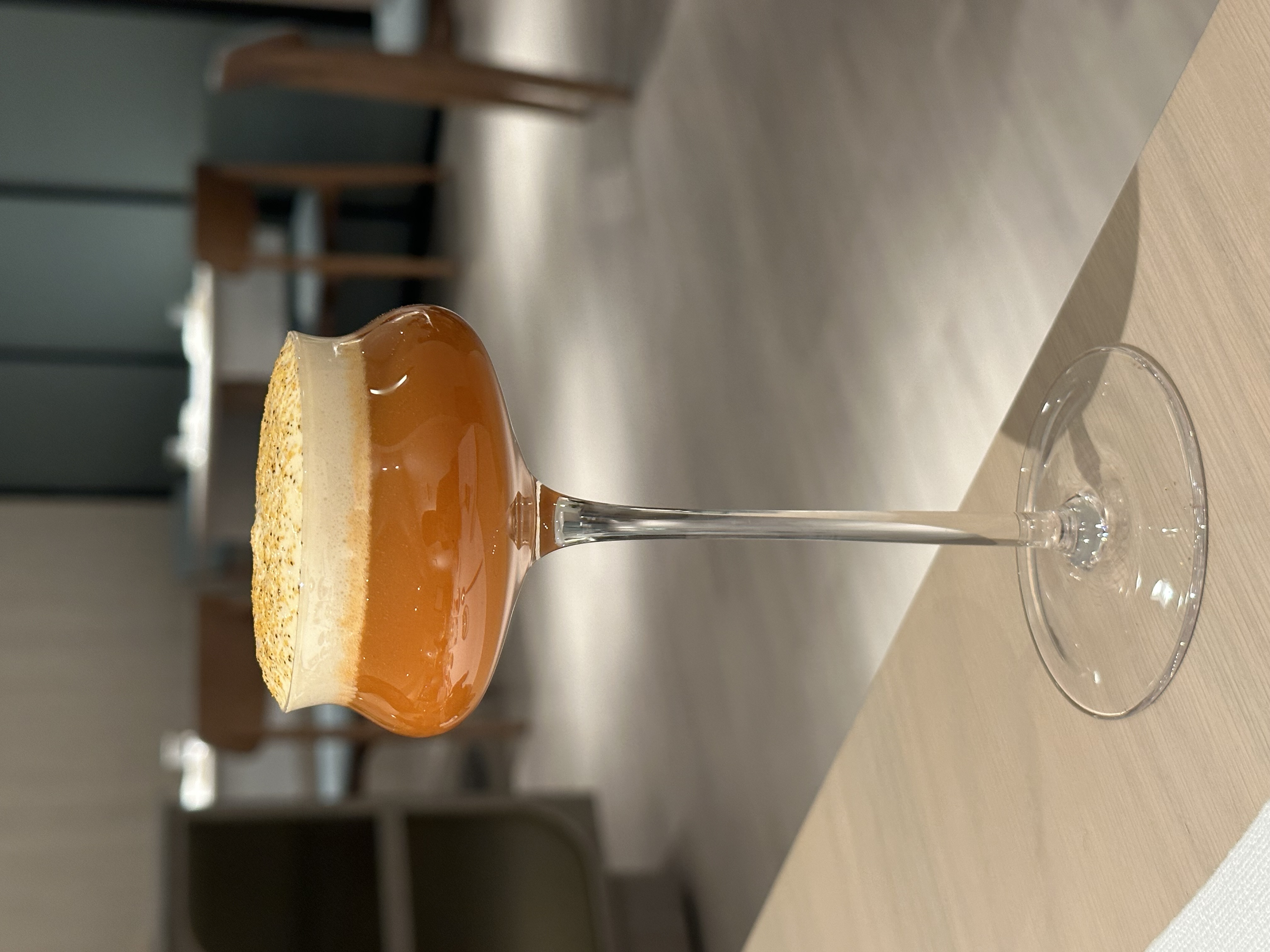 第4杯Juice tea pairing以新鮮胡蘿蔔汁為基底，鋪上燕麥奶製成的奶蓋，喝得到豐富的香料味，適合搭「李氏咖哩」。（4杯需加價1,200元）