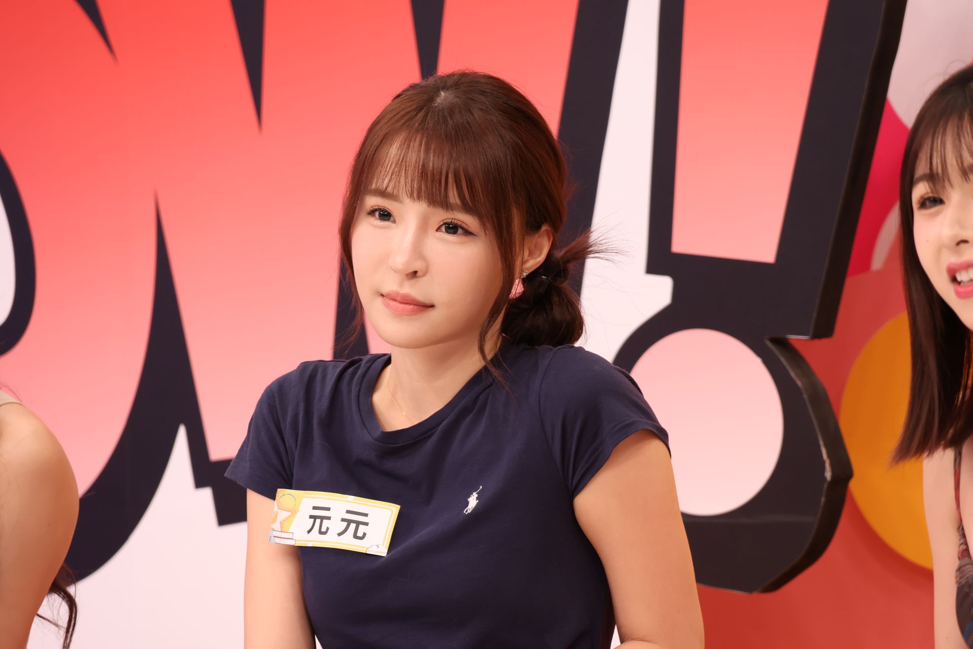 元元錄影自曝接外拍工作的經驗。（中天提供）