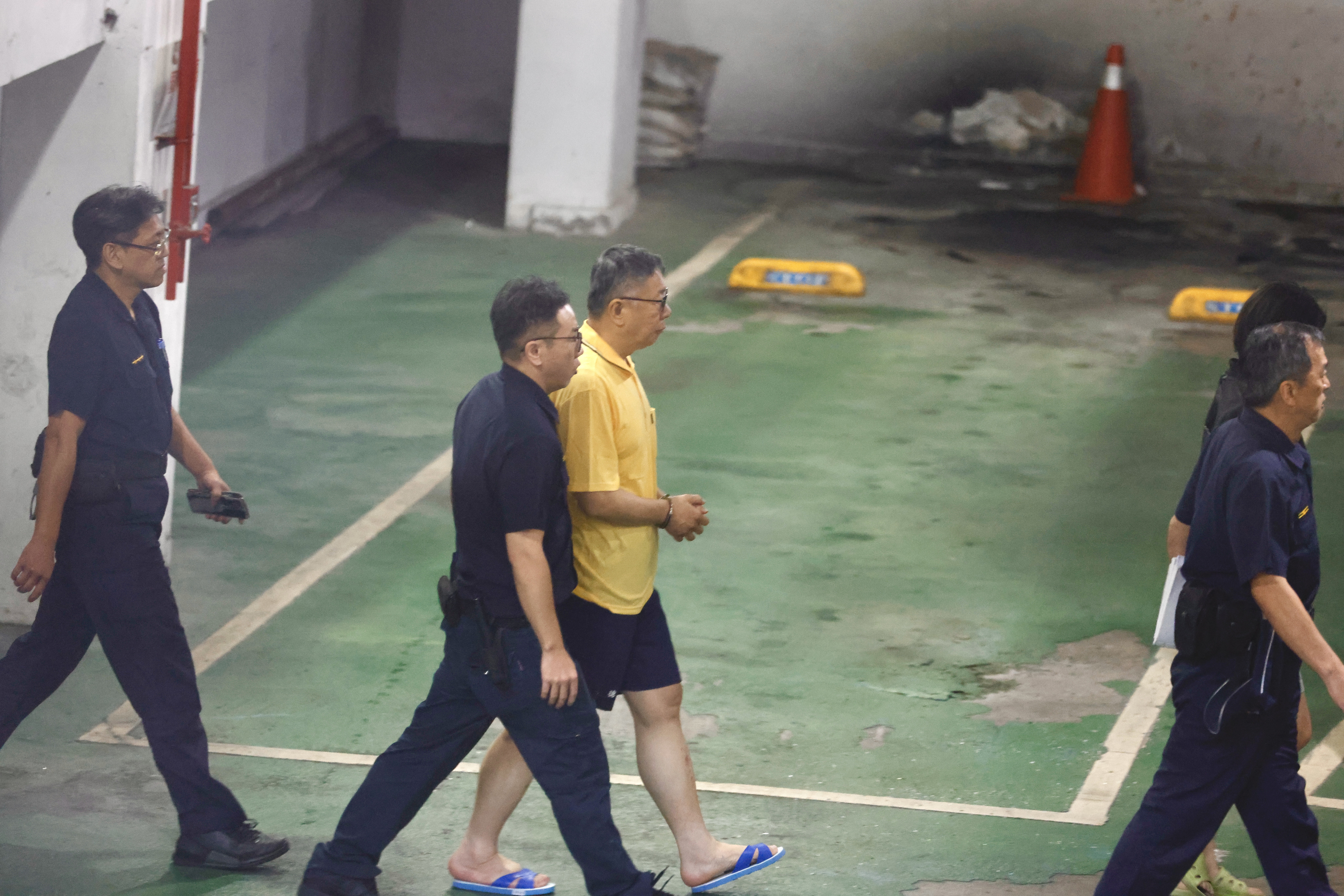 柯文哲經提訊3小時後，還押台北看守所。