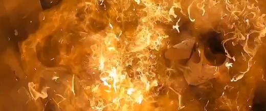 送貨員帶氣球進電梯「下秒大爆炸」。（翻攝自Ｘ@pulse_pune）