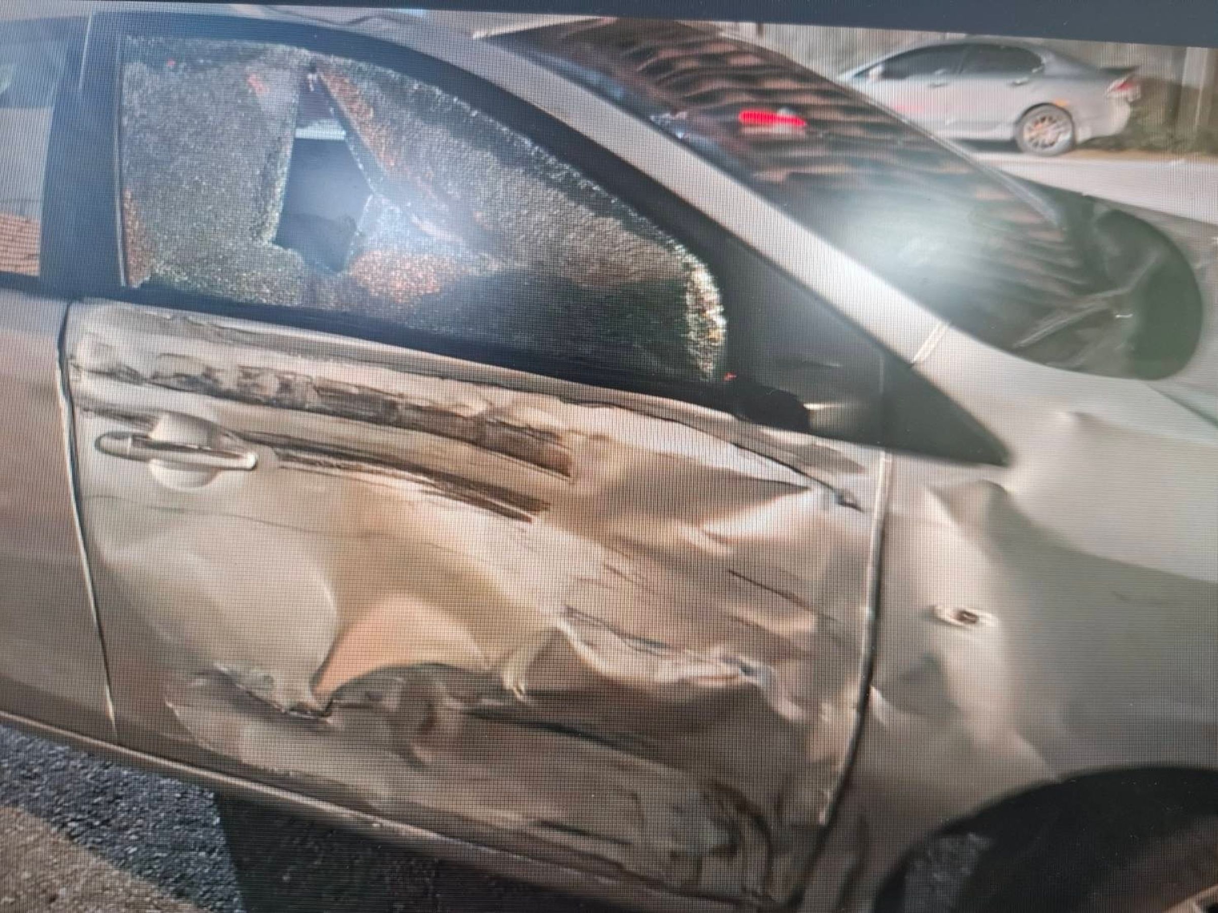 林女所駕駛的車輛右側板金凹陷，車窗也已全毀。（翻攝畫面）
