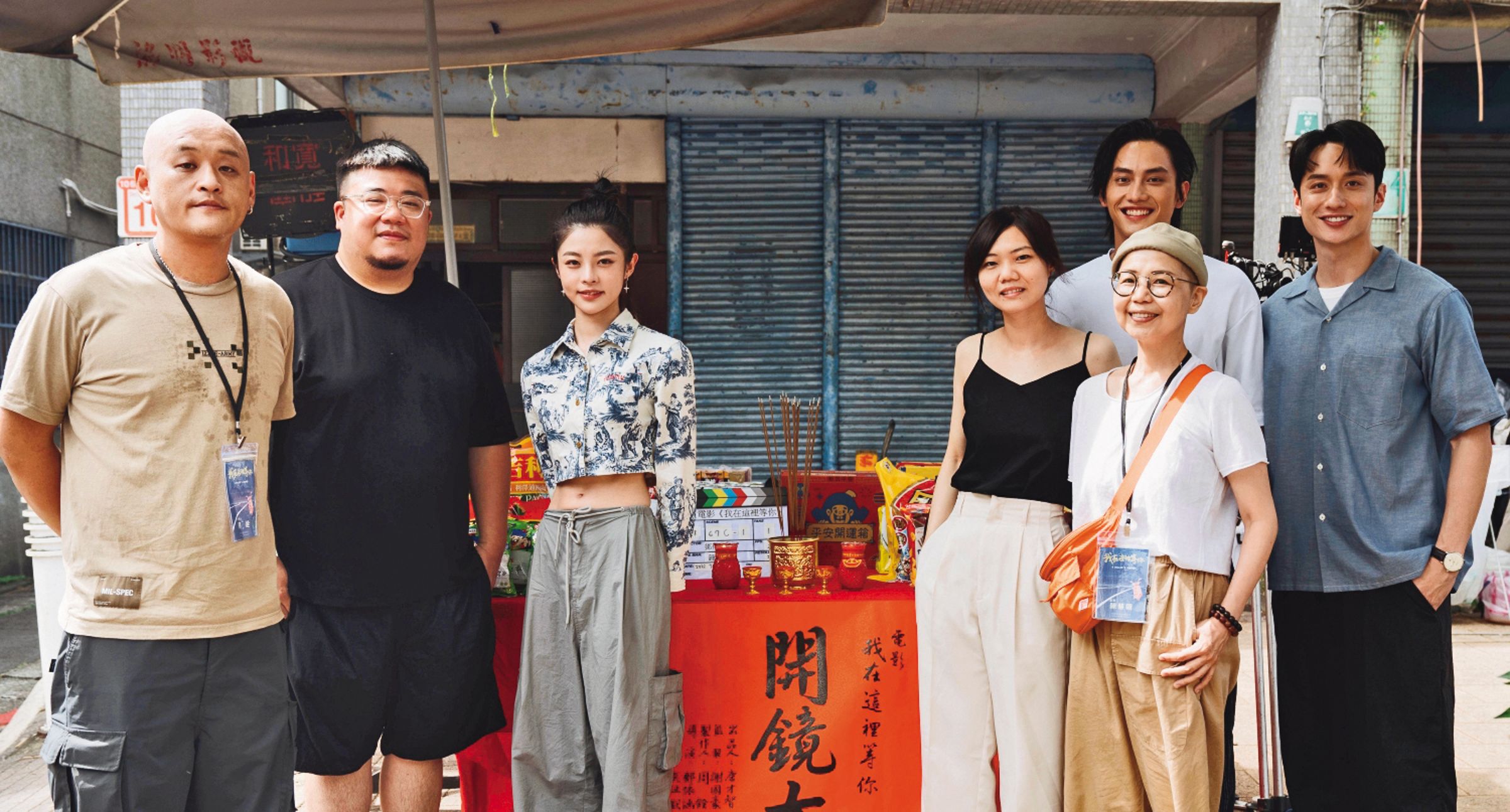 已故導演陳慧翎（前排右）擔任電影顧問，與演員劉俊謙（後排右起）、范少勳、導演鄧依涵、詹子萱、監製謝國豪、製作人周銓出席開鏡儀式。（抓馬文化提供）