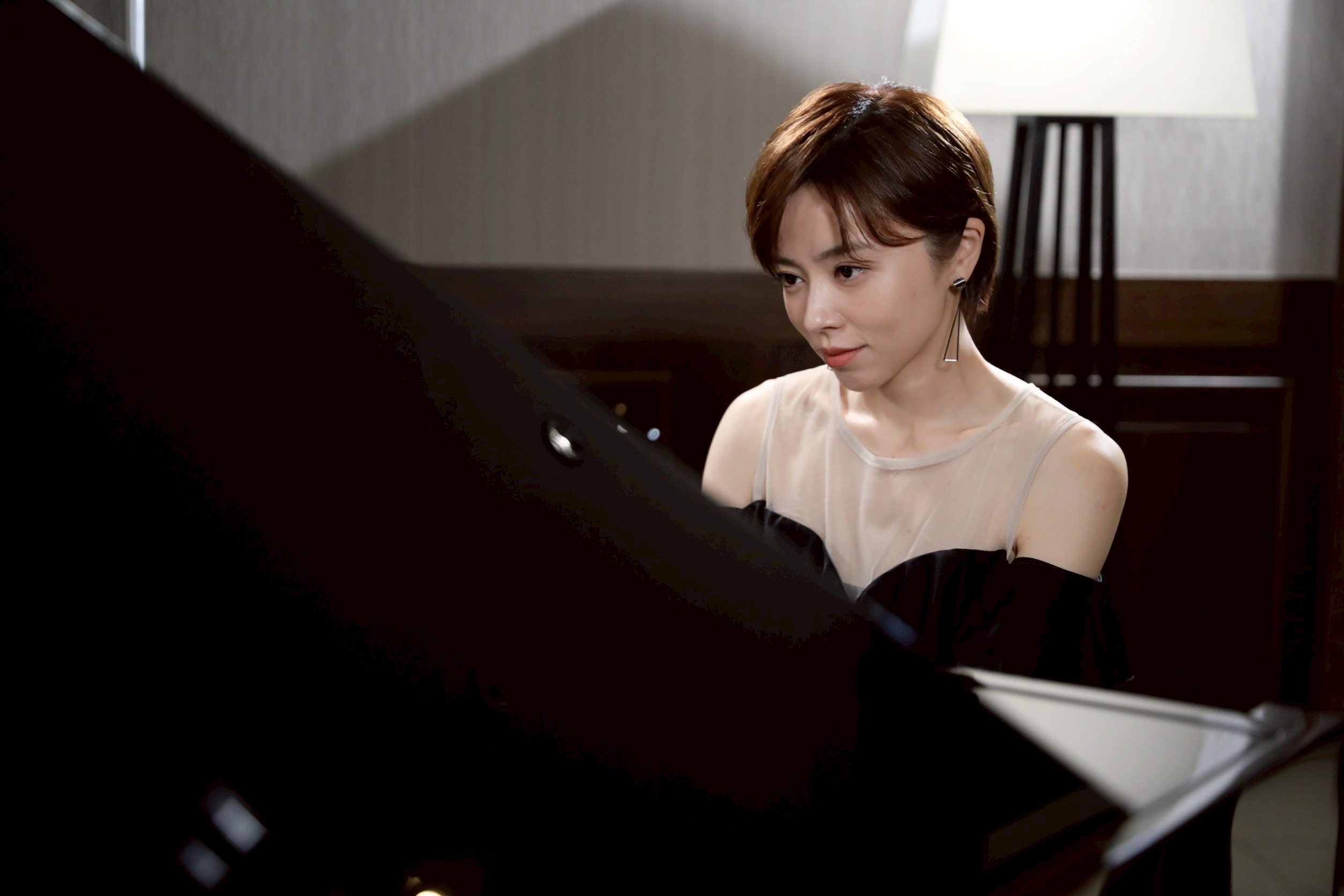 王瞳為重現《月光奏鳴曲》畫面，提早兩天猛練，回憶童年學琴辛酸。（民視提供）