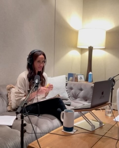 梅根近來錄製新的Podcast節目《Confessions Of A Female Founder》。(翻攝meghan IG)