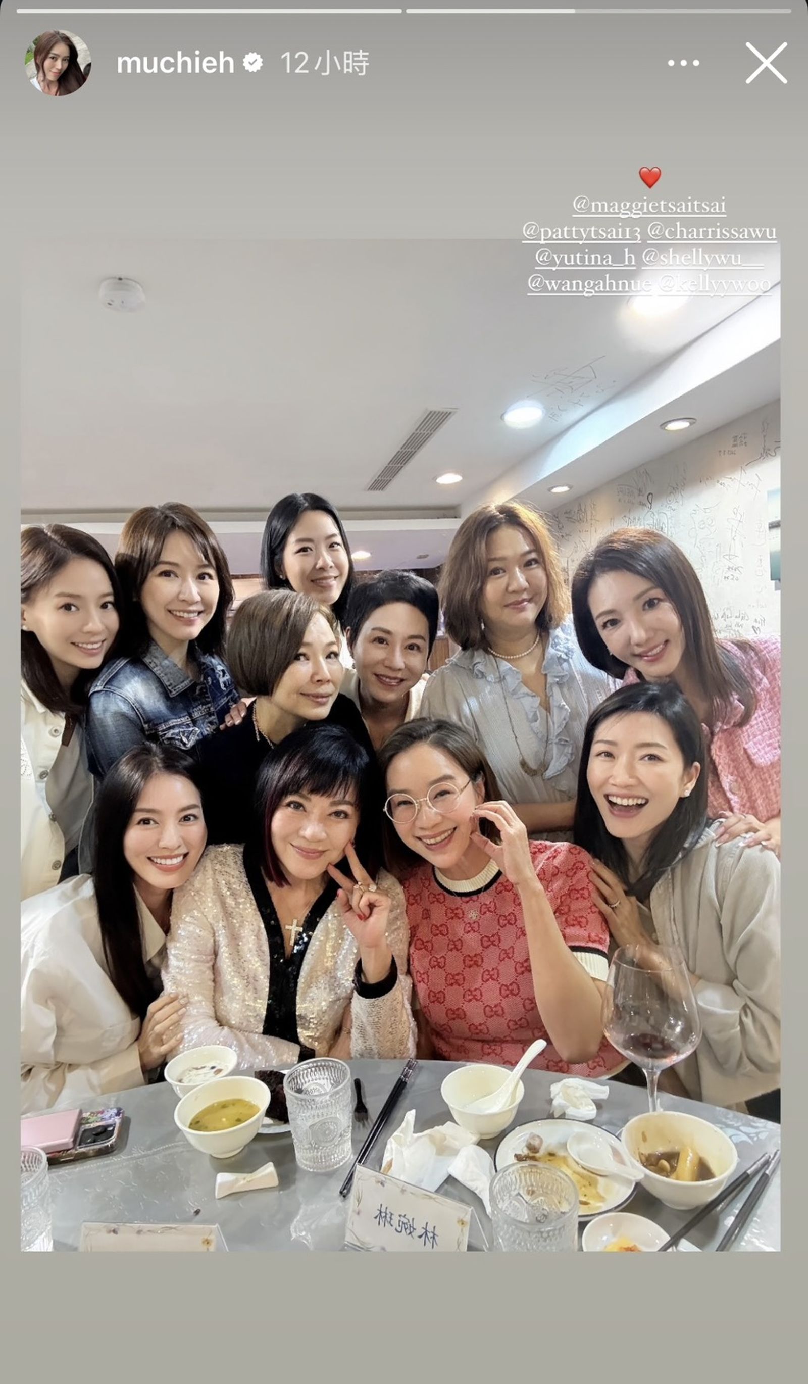 林牧潔(前排左一)、蔡依珊(後排左二)與一貴婦票閨蜜齊聚。(翻攝林牧潔IG)