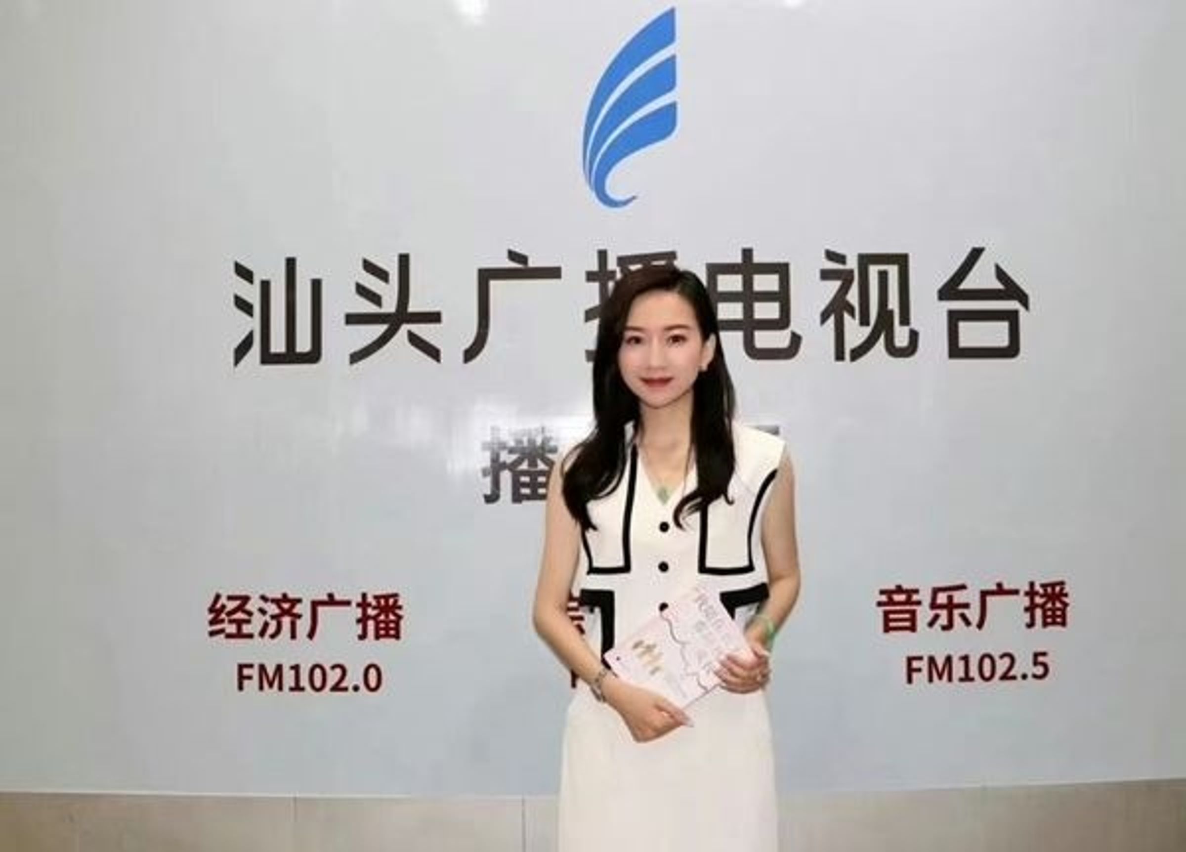 絕美小三曝光,引發暴動。(翻攝自微博)