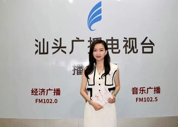絕美小三曝光，引發暴動。（翻攝自微博）