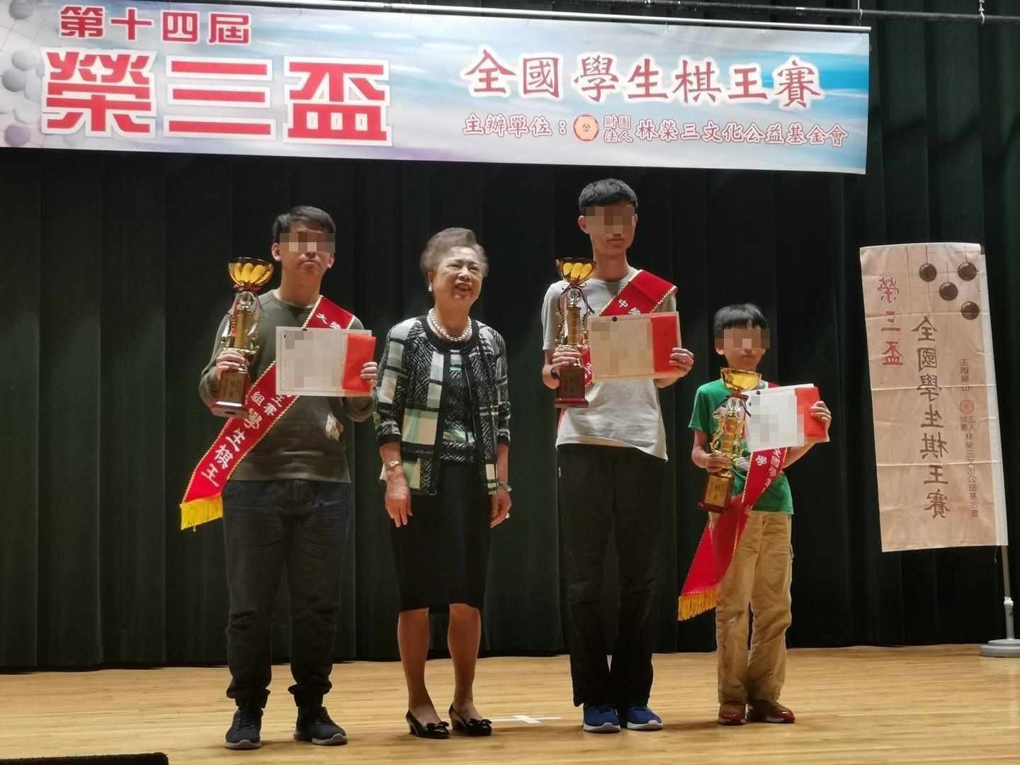 林張素娥(左二)向來低調,在繼承丈夫遺產後,成了不折不扣的台灣女首富。(翻攝自秦世敏臉書)
